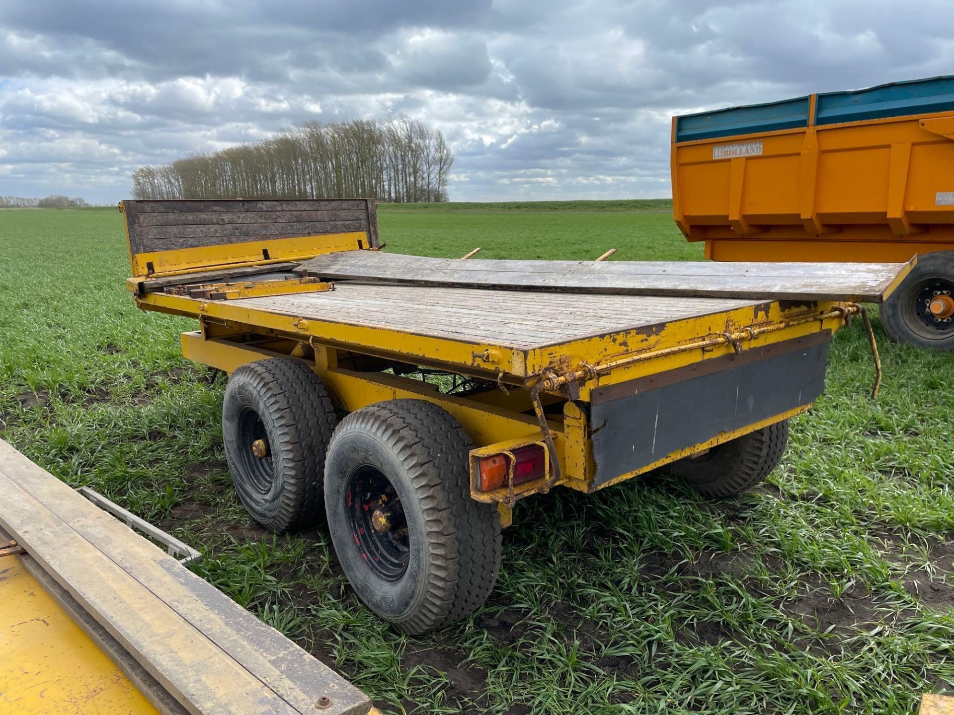 1977 T A Gull 8t hydraulic tipping drop-side trailer on 12.5/80-15.3 wheels and tyres. Serial No: 20 - Image 9 of 11