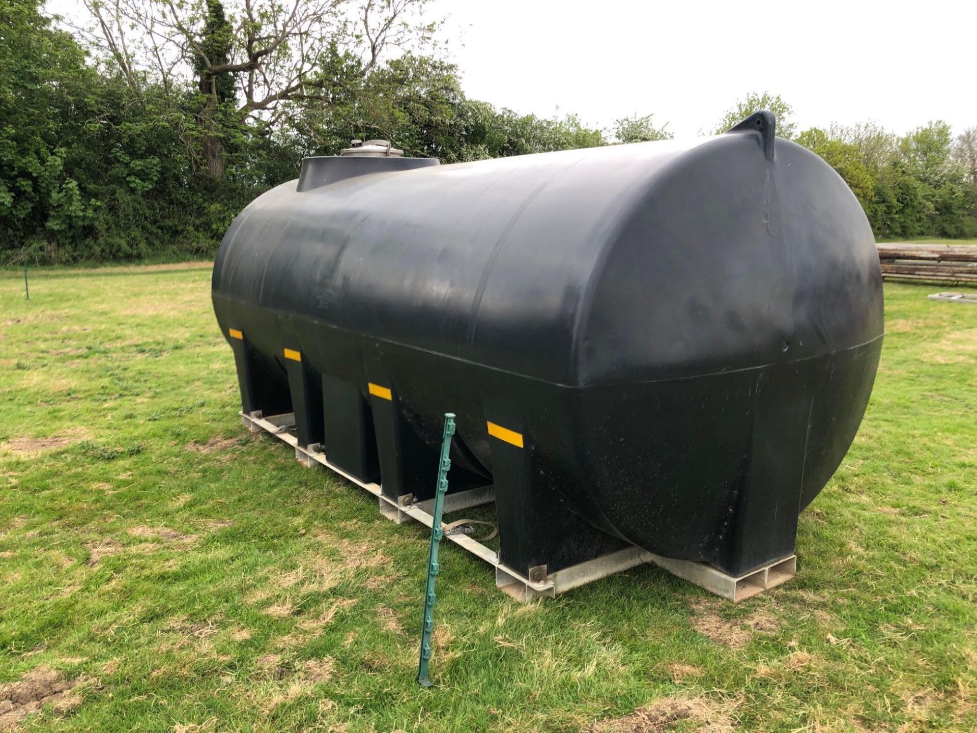 Enduramaxx 10000l black plastic water tank, tine mounted brackets - Image 2 of 3