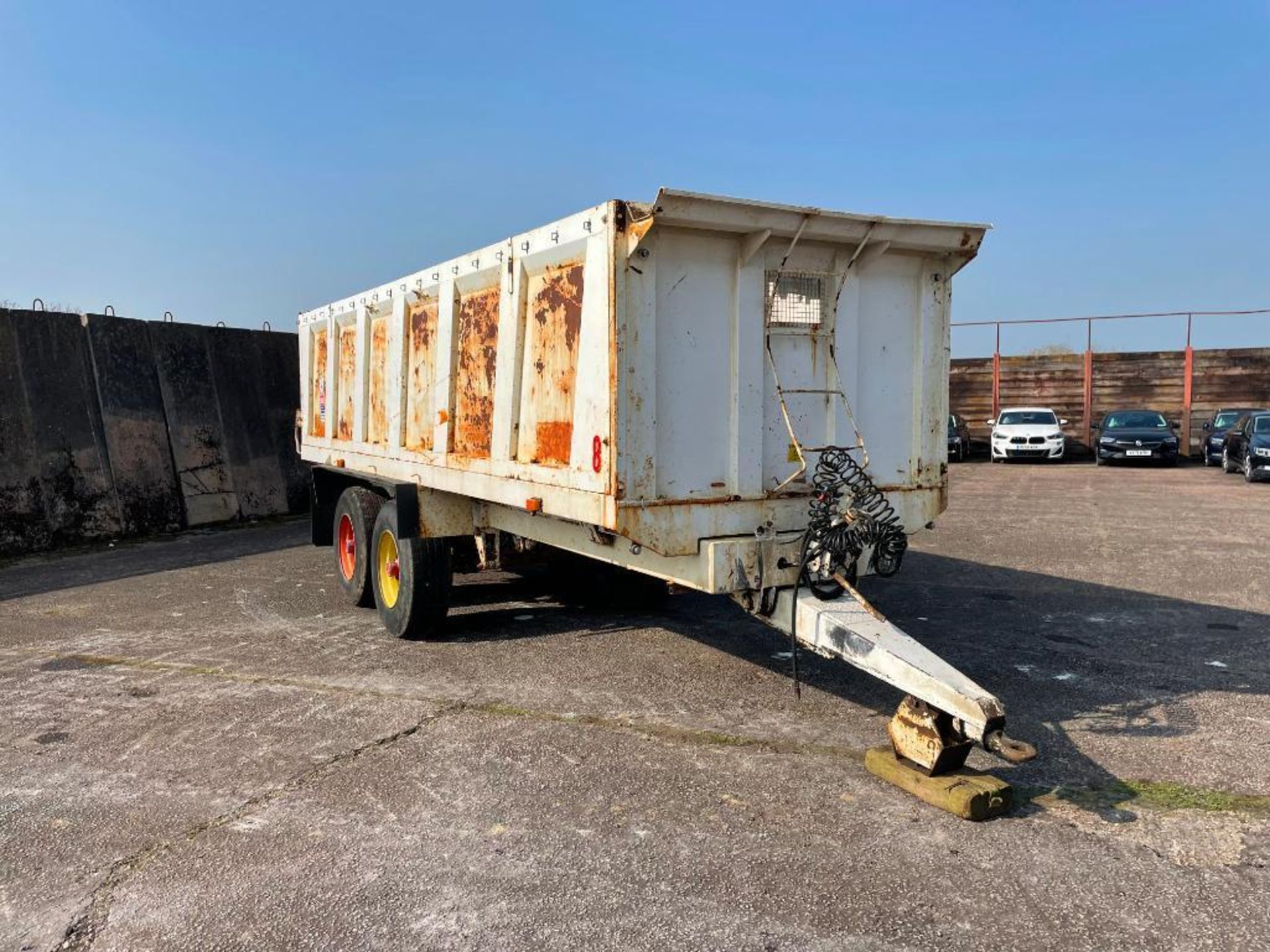 1993 Ken Wootton 14t drop side twin axle grain trailer with manual tailgate and grain chute, air bra - Image 3 of 13