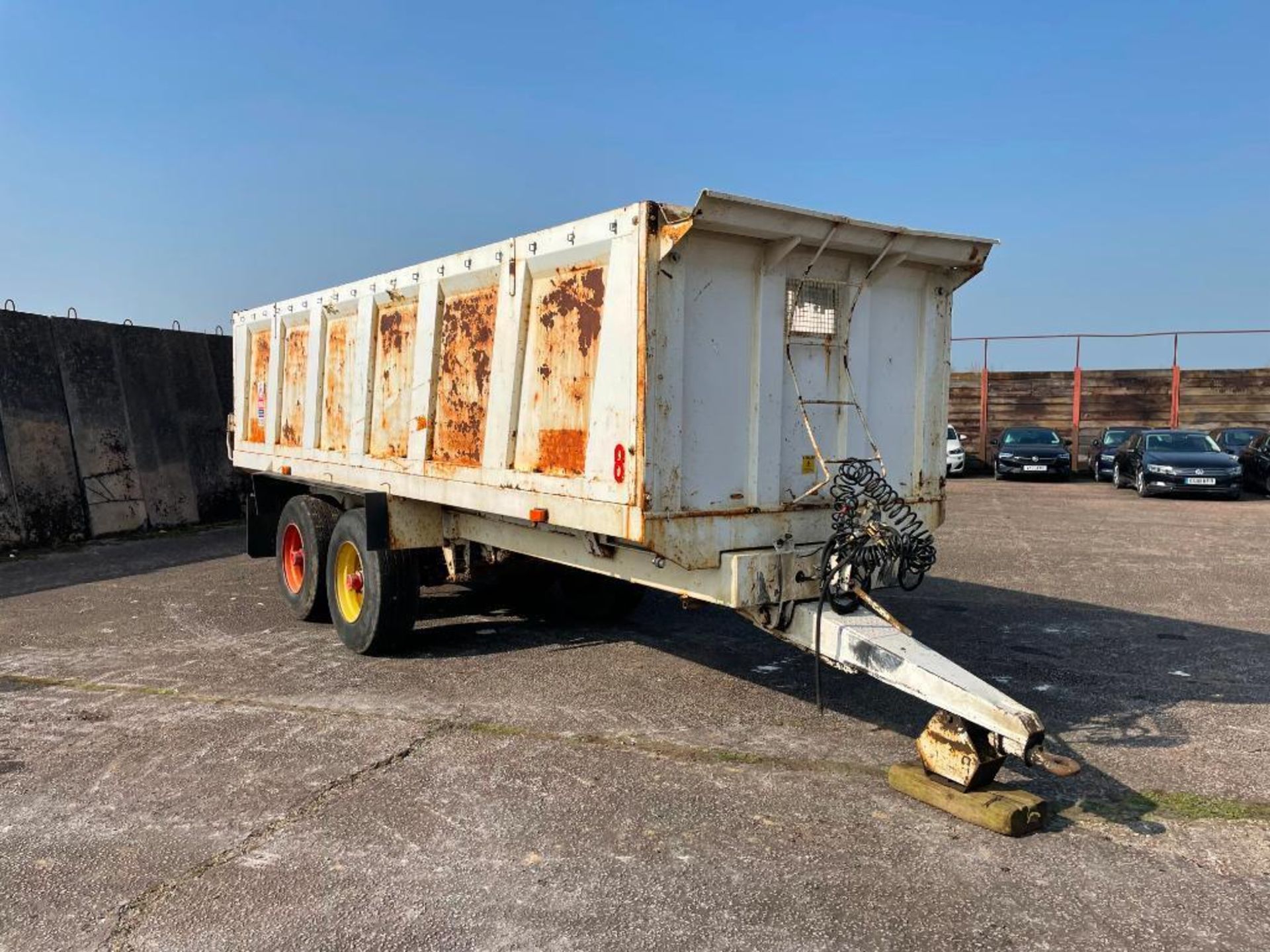 1993 Ken Wootton 14t drop side twin axle grain trailer with manual tailgate and grain chute, air bra - Image 4 of 13