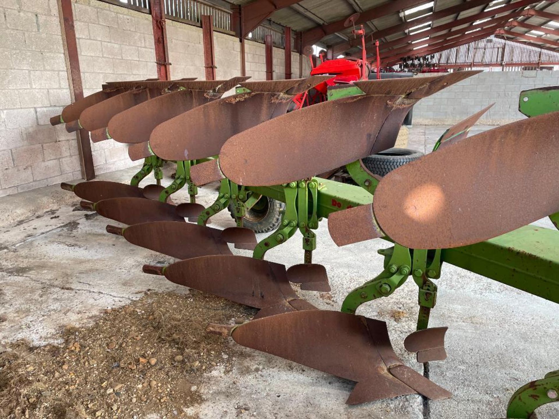 Dowdeswell 140 Series MA 7f (6+1) reversible plough with skimmers, hydraulic vari-width. Serial No: - Image 7 of 10