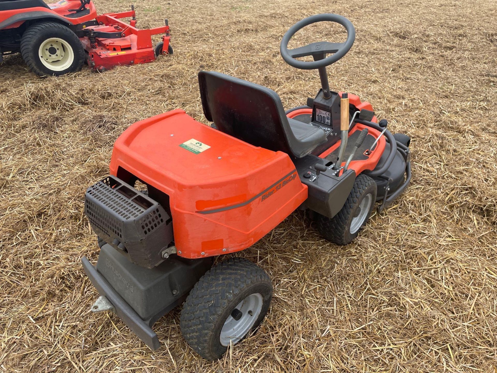 Husqvarna Rider 13 BioClip ride on lawn mower with 35" cutting deck, petrol, hydrostatic with Briggs - Image 3 of 11