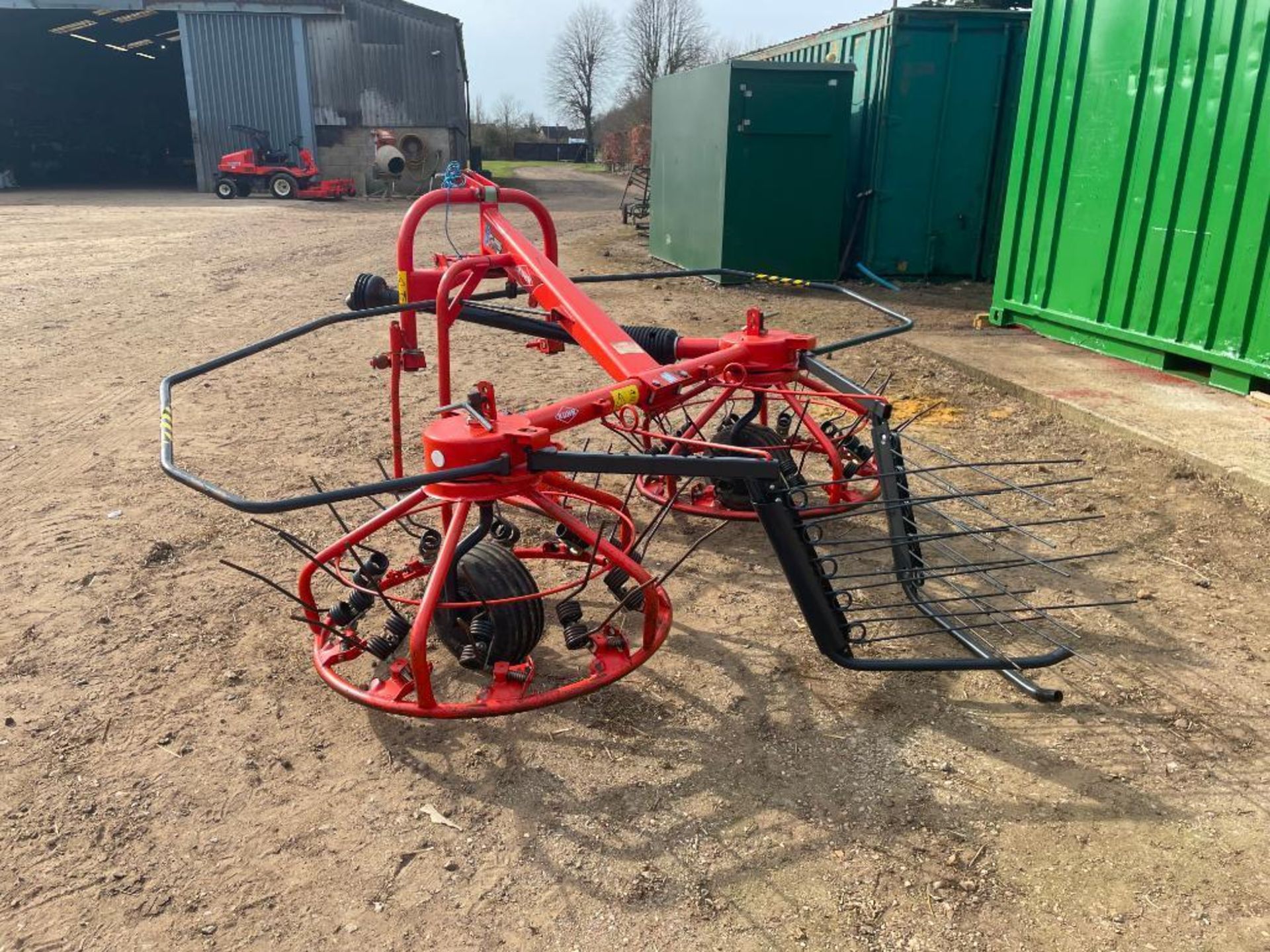 2014 Kuhn Haybob 300, twin rotor tedder/rake. Serial No: VGTH226199 N.B: Spare tines and manual in o - Image 4 of 6