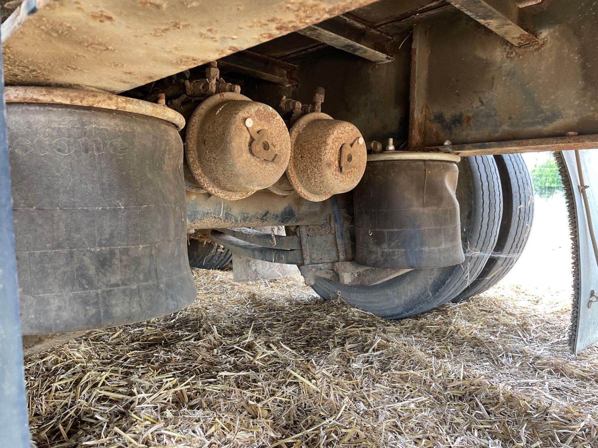 33ft bale trailer, wooden floor, air brakes, tri-axle on 265/70R19 wheels and tyres - Image 6 of 7