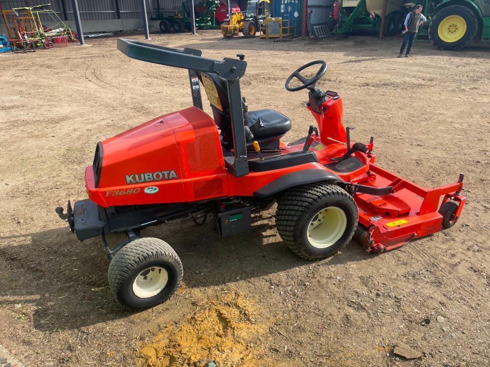 2006 Kubota F3680 ride on mower with 60" cutting deck, diesel, hydrostatic with Kubota 4 cylinder en - Image 9 of 15