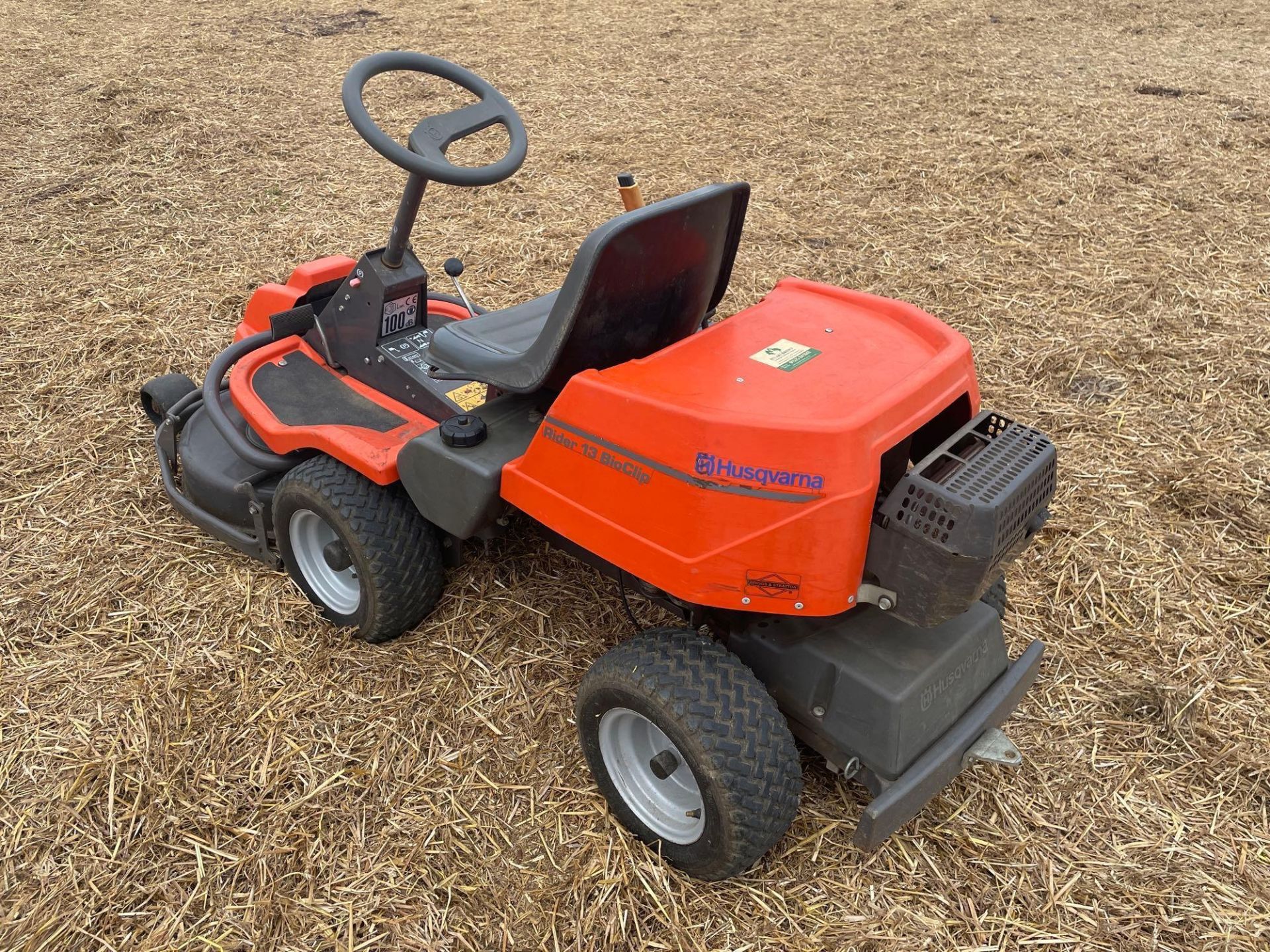 Husqvarna Rider 13 BioClip ride on lawn mower with 35" cutting deck, petrol, hydrostatic with Briggs - Image 4 of 11