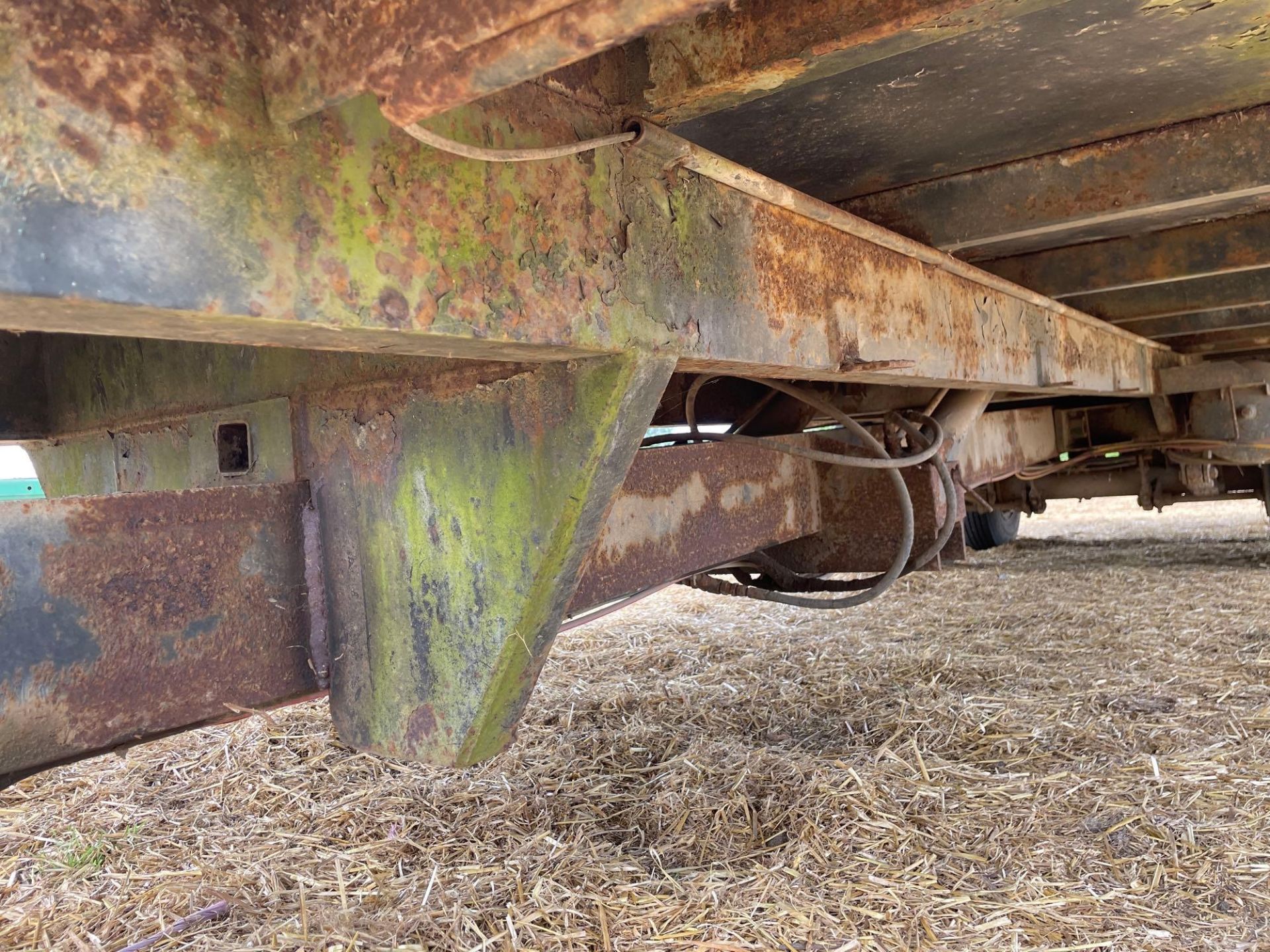 30ft bale trailer, metal floor, beaver tail twin axle on 8.25R15 wheels and tyres - Image 5 of 5