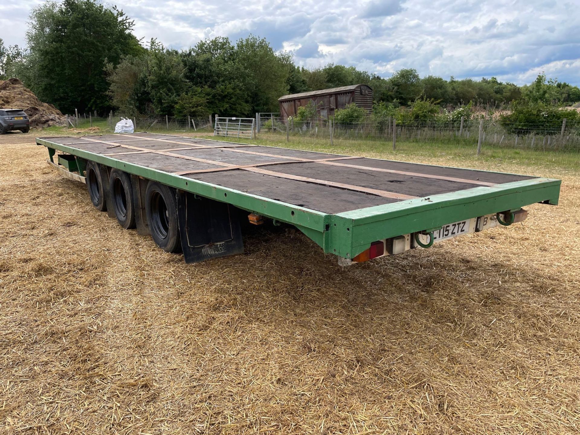 33ft bale trailer, wooden floor, air brakes, tri-axle on 265/70R19 wheels and tyres - Image 4 of 7