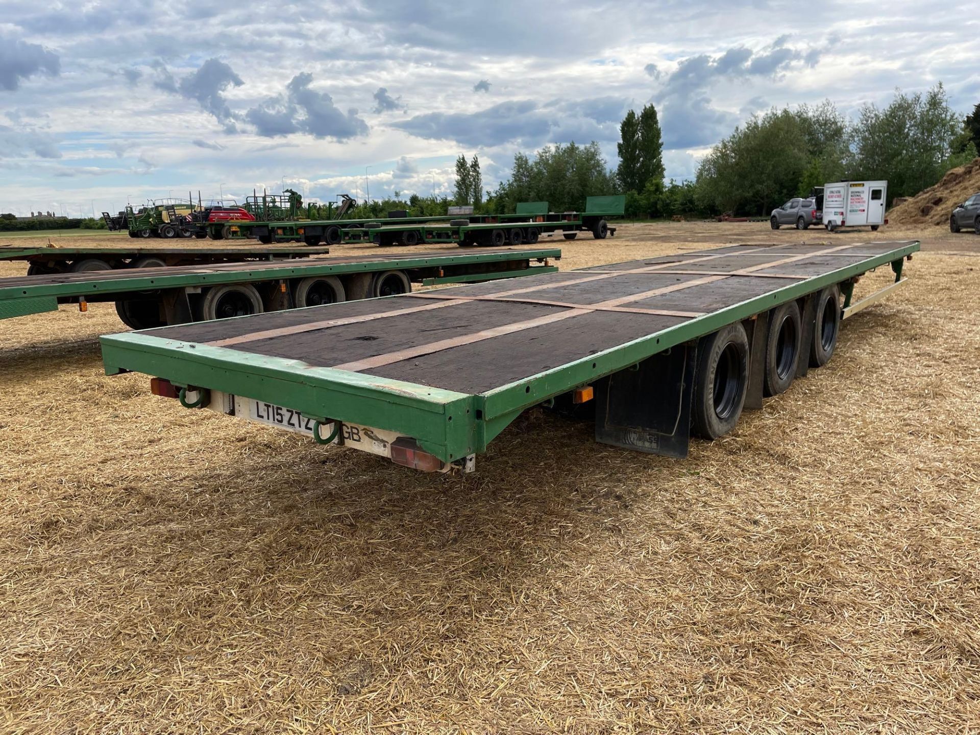 33ft bale trailer, wooden floor, air brakes, tri-axle on 265/70R19 wheels and tyres - Image 3 of 7