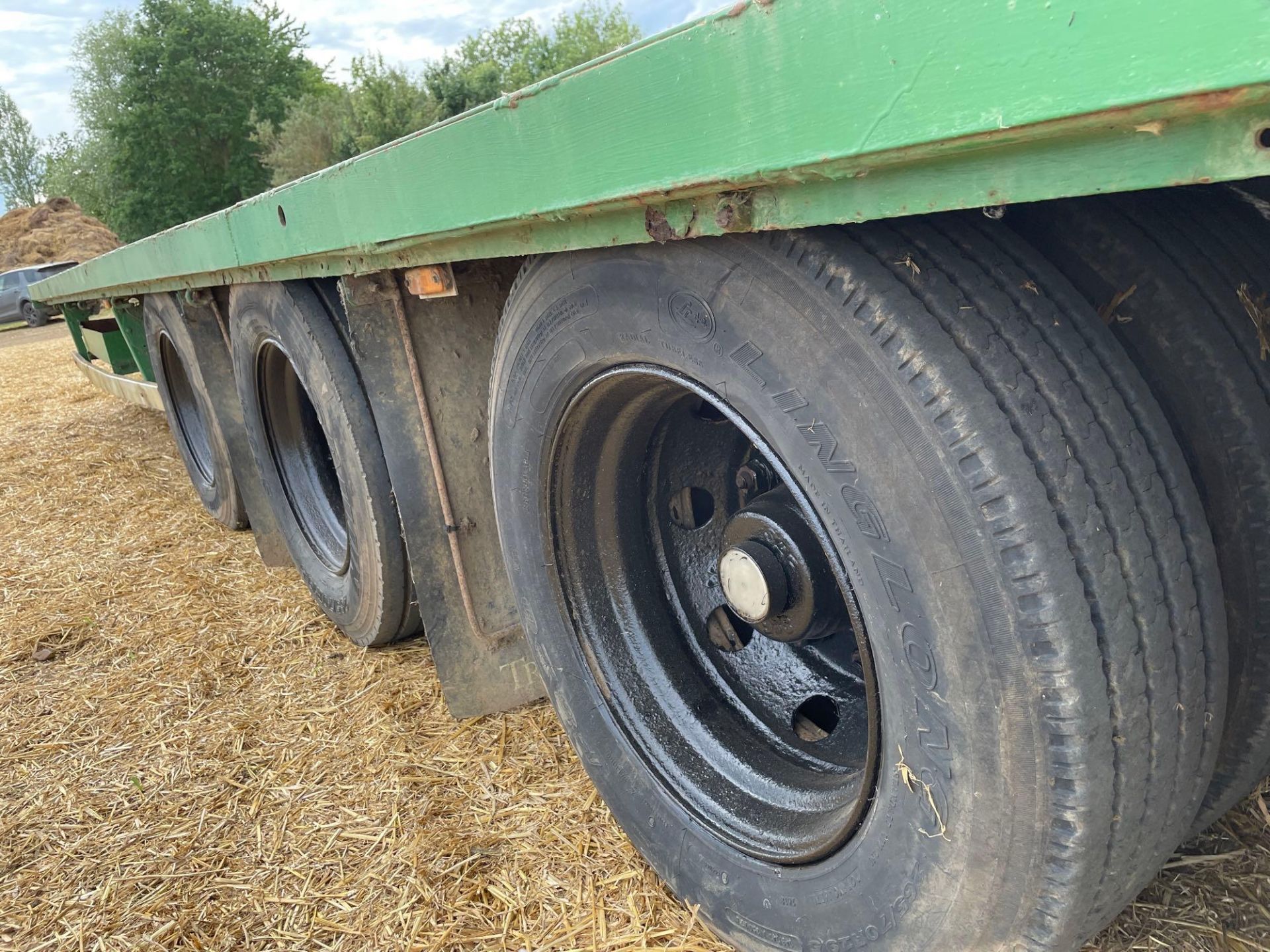 33ft bale trailer, wooden floor, air brakes, tri-axle on 265/70R19 wheels and tyres - Image 5 of 7