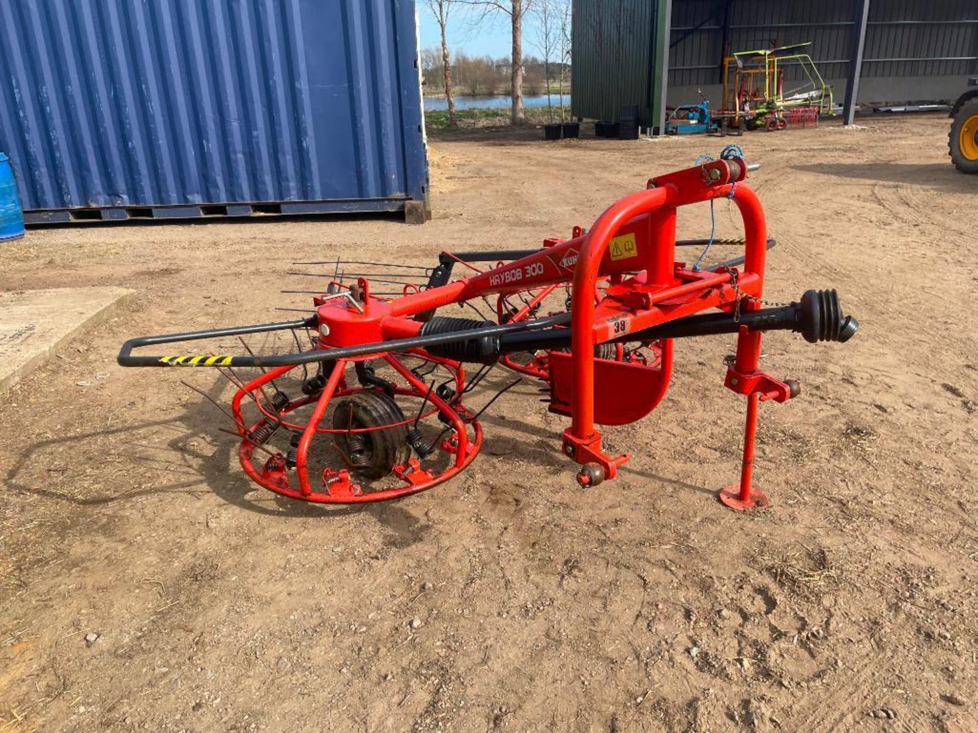 2014 Kuhn Haybob 300, twin rotor tedder/rake. Serial No: VGTH226199 N.B: Spare tines and manual in o - Image 5 of 6