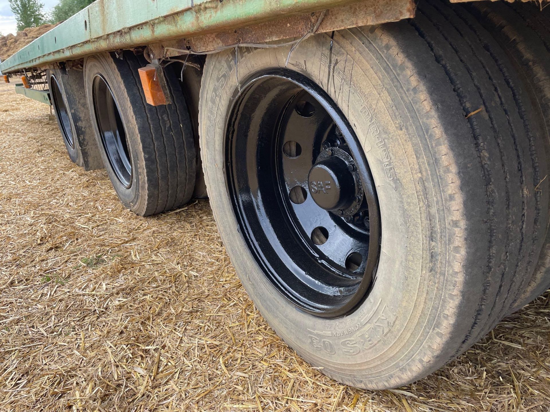 32ft bale trailer, wooden floor, air brakes, tri-axle on 245/70R19.5 wheels and tyres - Image 5 of 5