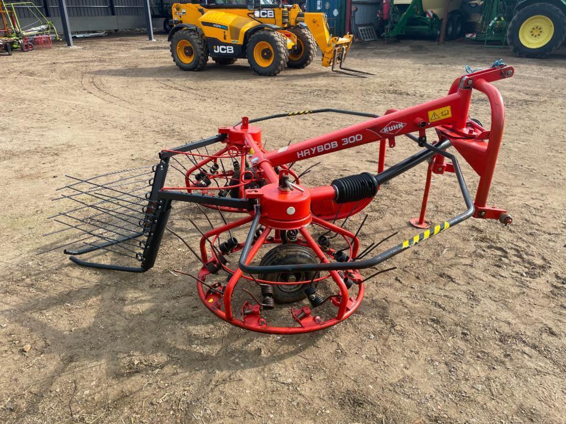 2014 Kuhn Haybob 300, twin rotor tedder/rake. Serial No: VGTH226199 N.B: Spare tines and manual in o - Image 3 of 6