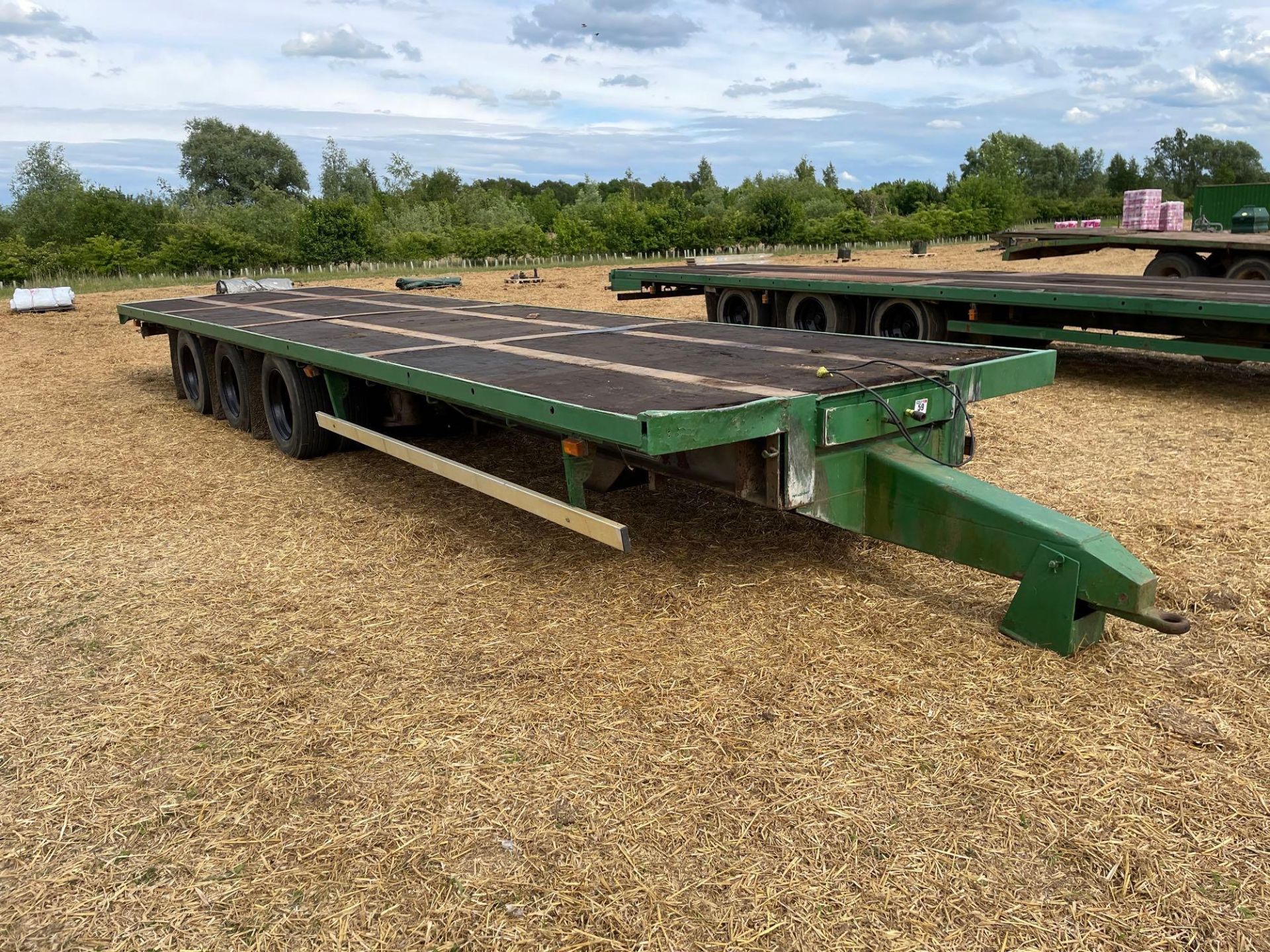 33ft bale trailer, wooden floor, air brakes, tri-axle on 265/70R19 wheels and tyres - Image 2 of 7