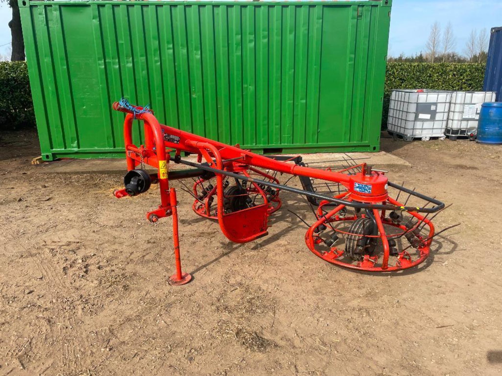 2014 Kuhn Haybob 300, twin rotor tedder/rake. Serial No: VGTH226199 N.B: Spare tines and manual in o - Image 2 of 6