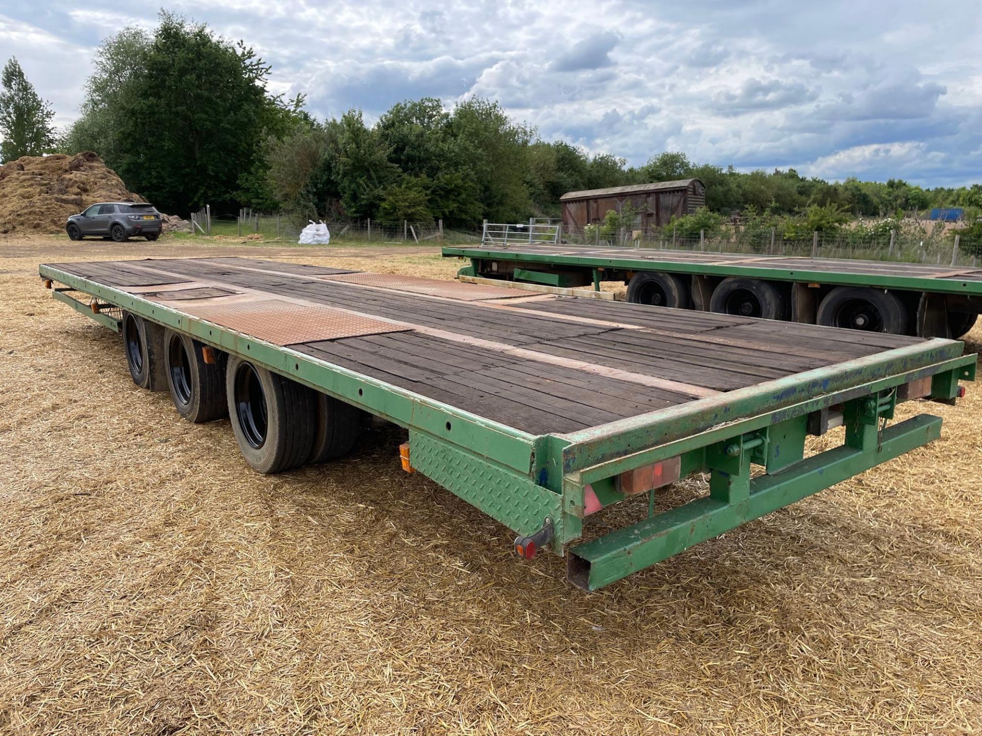 32ft bale trailer, wooden floor, air brakes, tri-axle on 245/70R19.5 wheels and tyres - Image 4 of 5