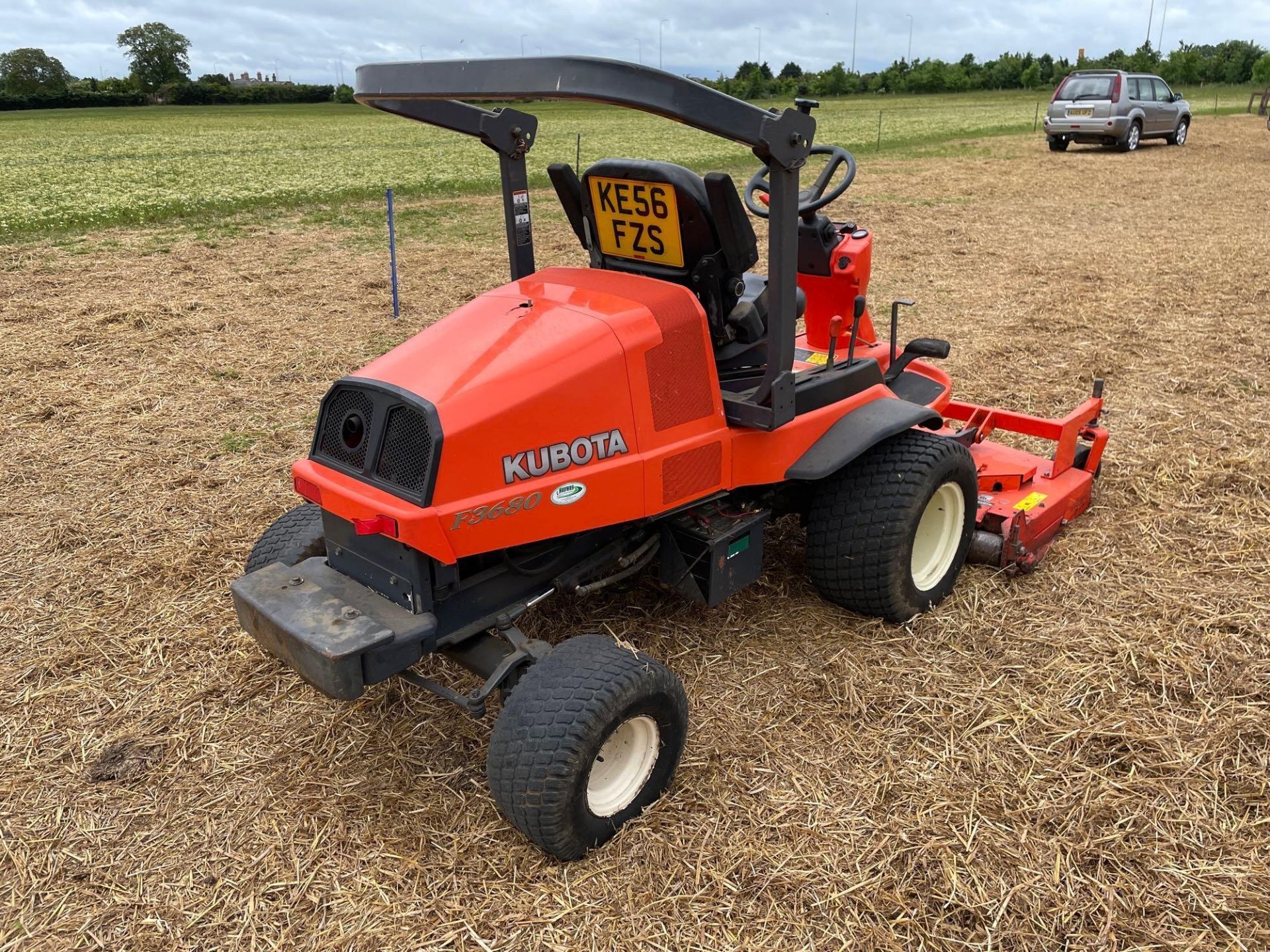 2006 Kubota F3680 ride on mower with 60" cutting deck, diesel, hydrostatic with Kubota 4 cylinder en - Image 2 of 15