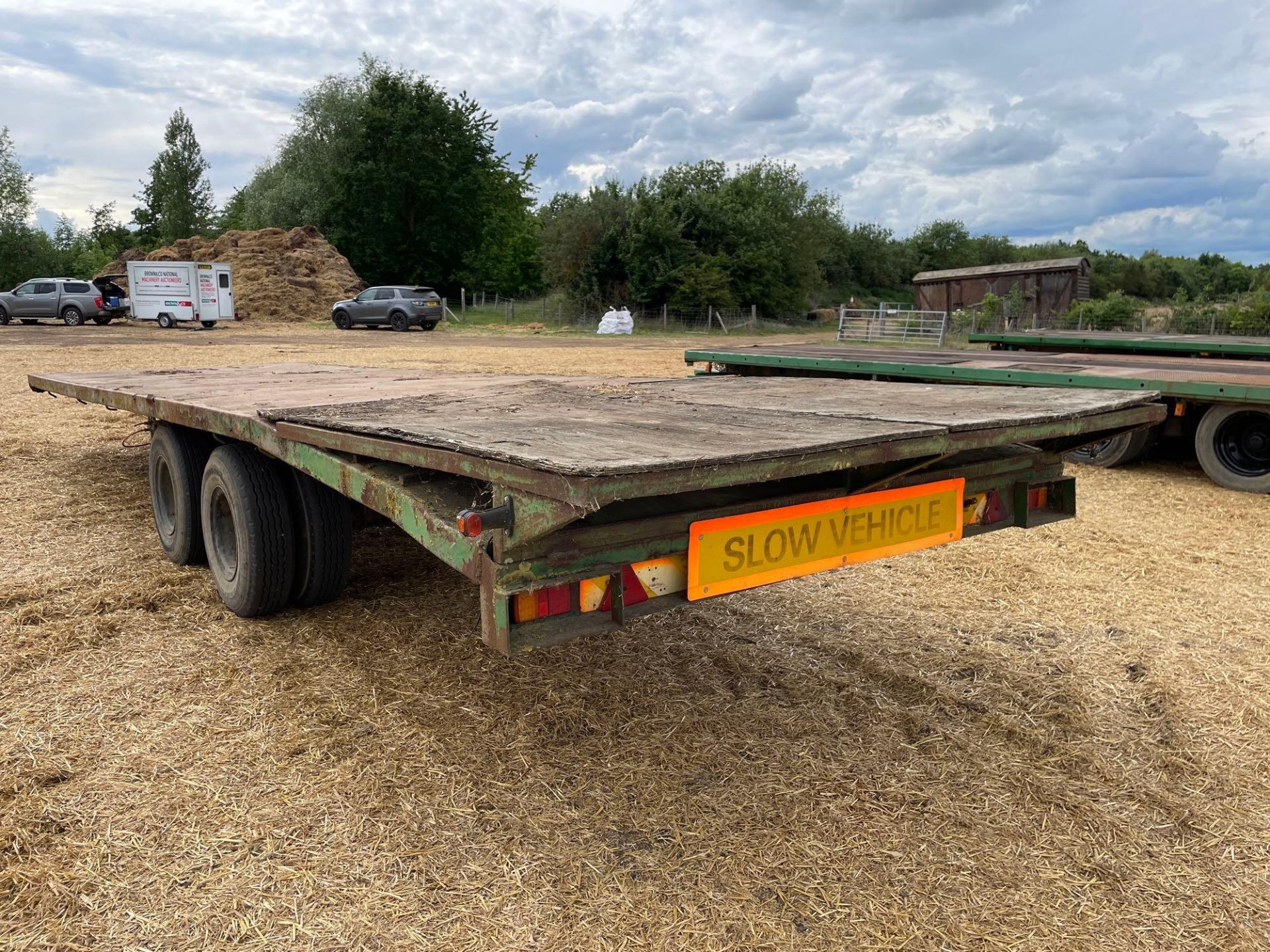 30ft bale trailer, metal floor, beaver tail twin axle on 8.25R15 wheels and tyres - Image 4 of 5