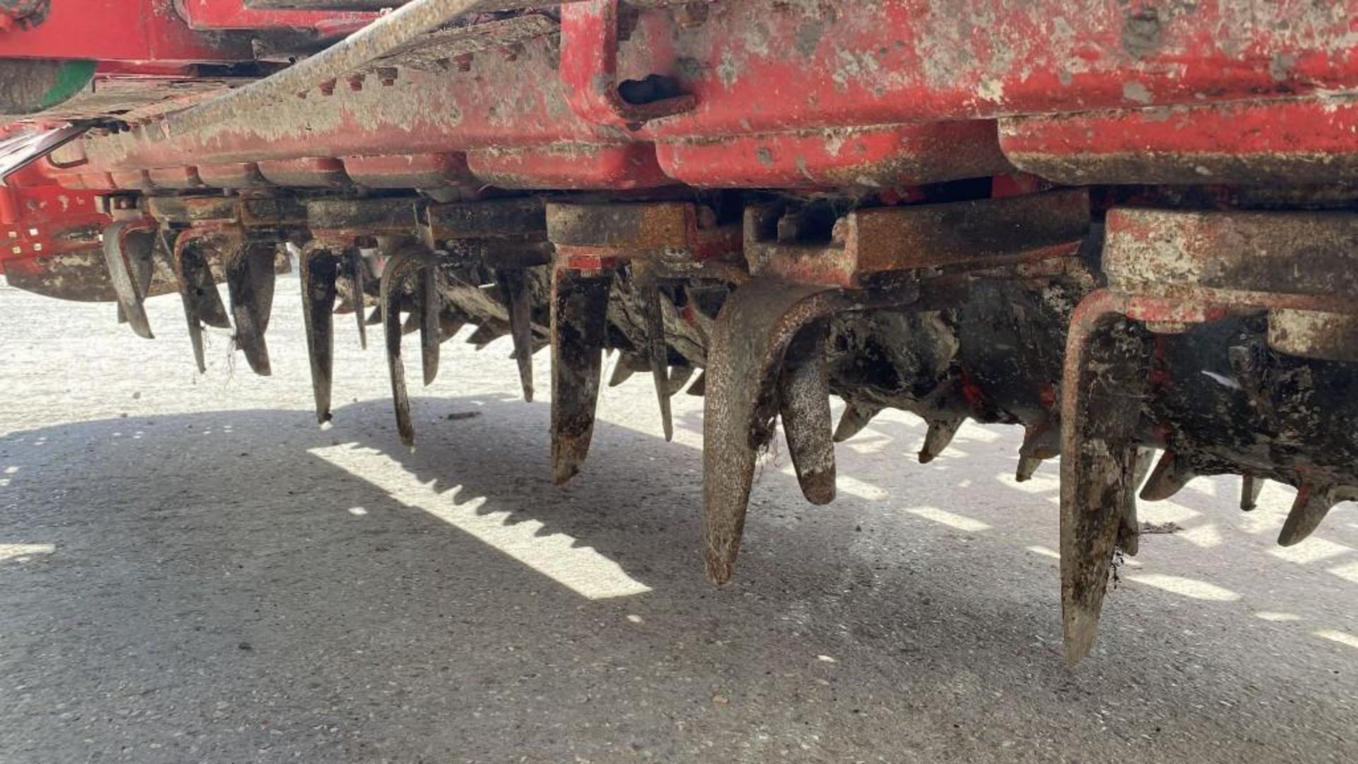 Accord Pneumatic DA 3m Comi Drill c/w Kuhn HR3001 Power Harrow - Image 5 of 6