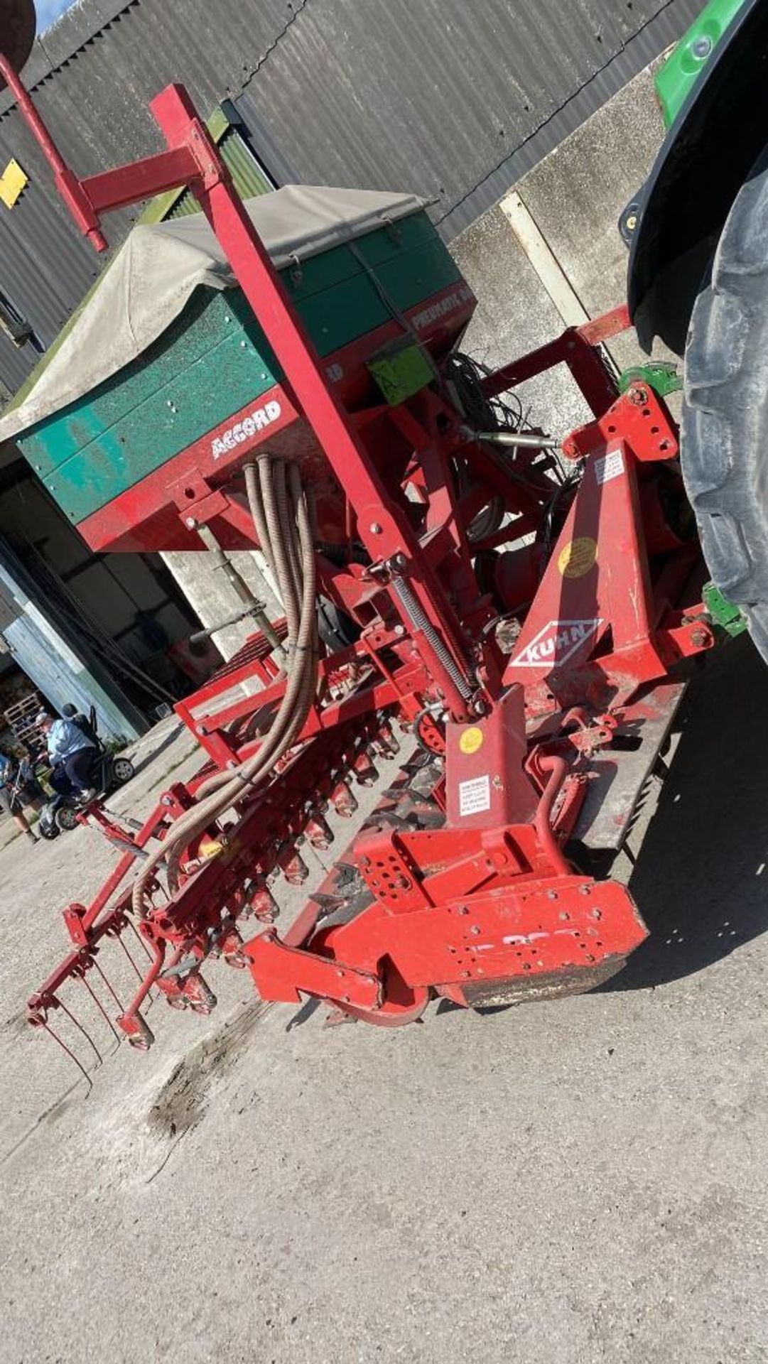 Accord Pneumatic DA 3m Comi Drill c/w Kuhn HR3001 Power Harrow - Image 2 of 6