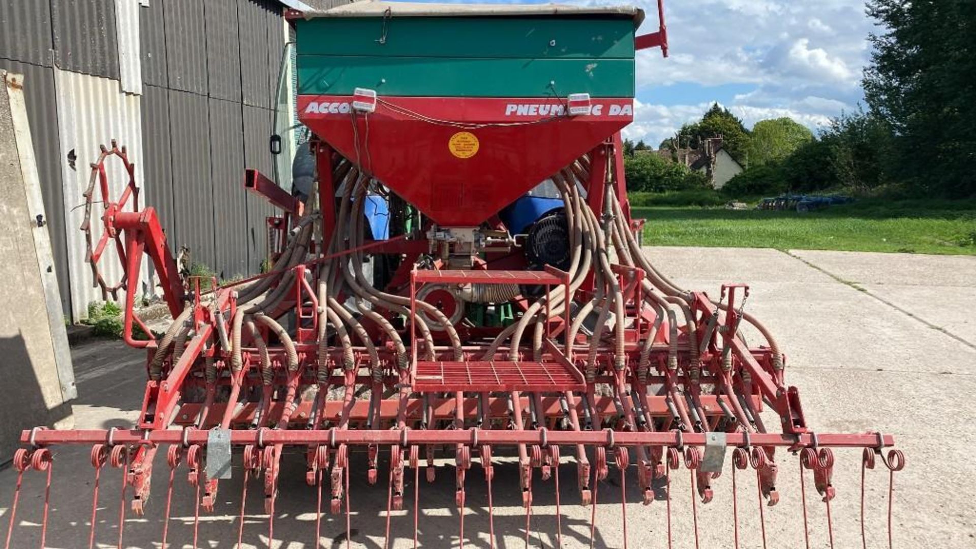 Accord Pneumatic DA 3m Comi Drill c/w Kuhn HR3001 Power Harrow - Image 3 of 6