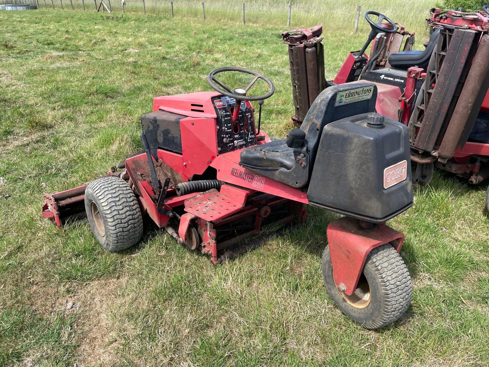 Toro Reelmaster 216 3 wheel 3 gang cylinder mower. Serial No: 03410-81196 - Image 3 of 3