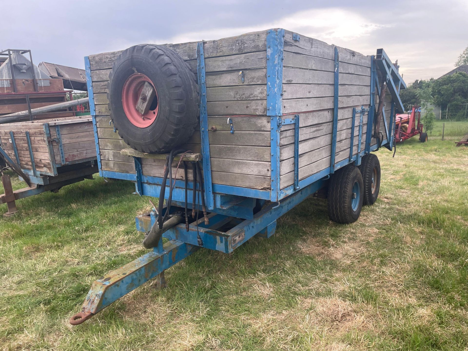 Wooden tipping trailer with hydraulic tailgate - Image 2 of 3