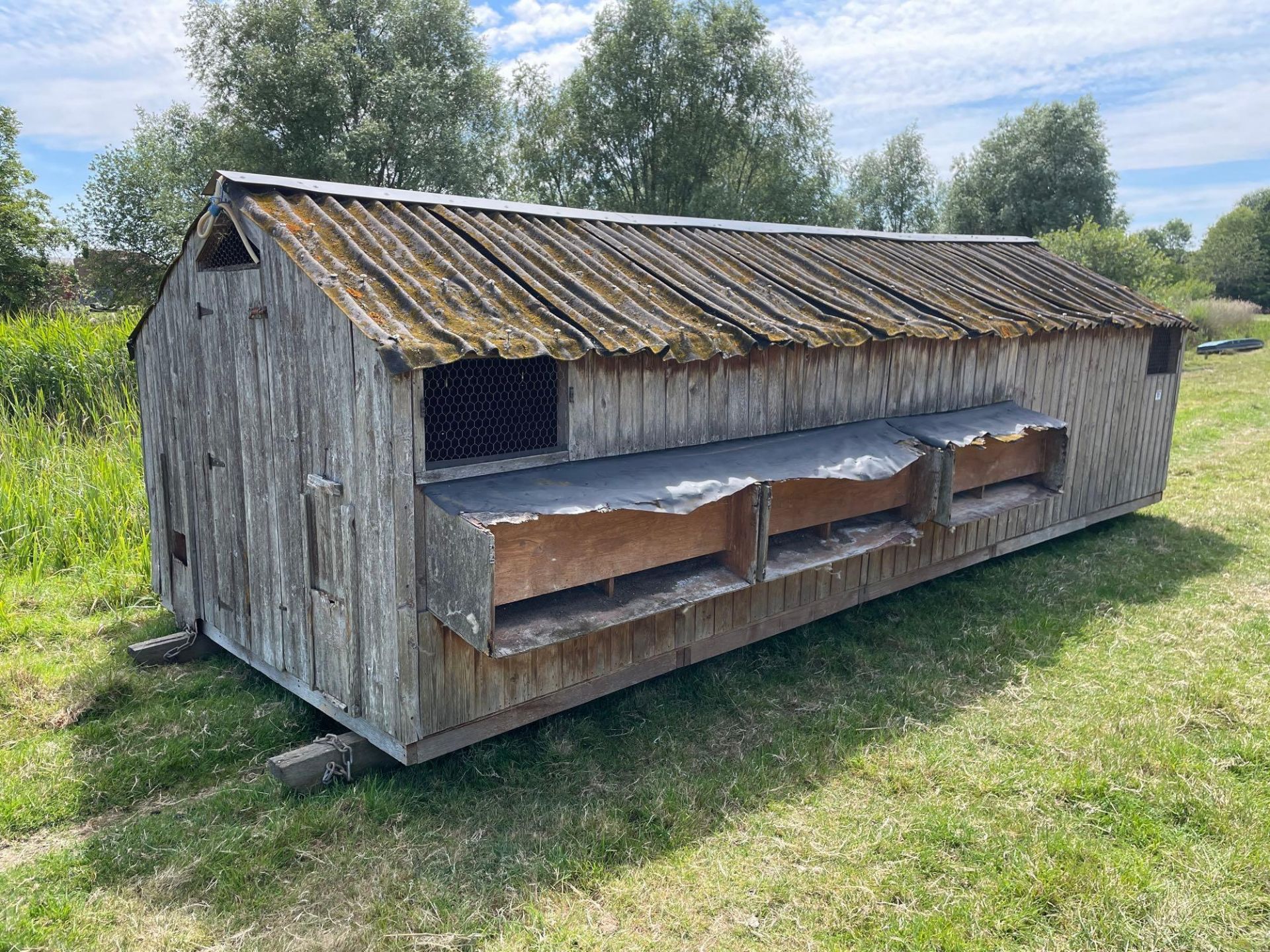 Chicken coup approx. 20ft x 8ft - Image 2 of 4