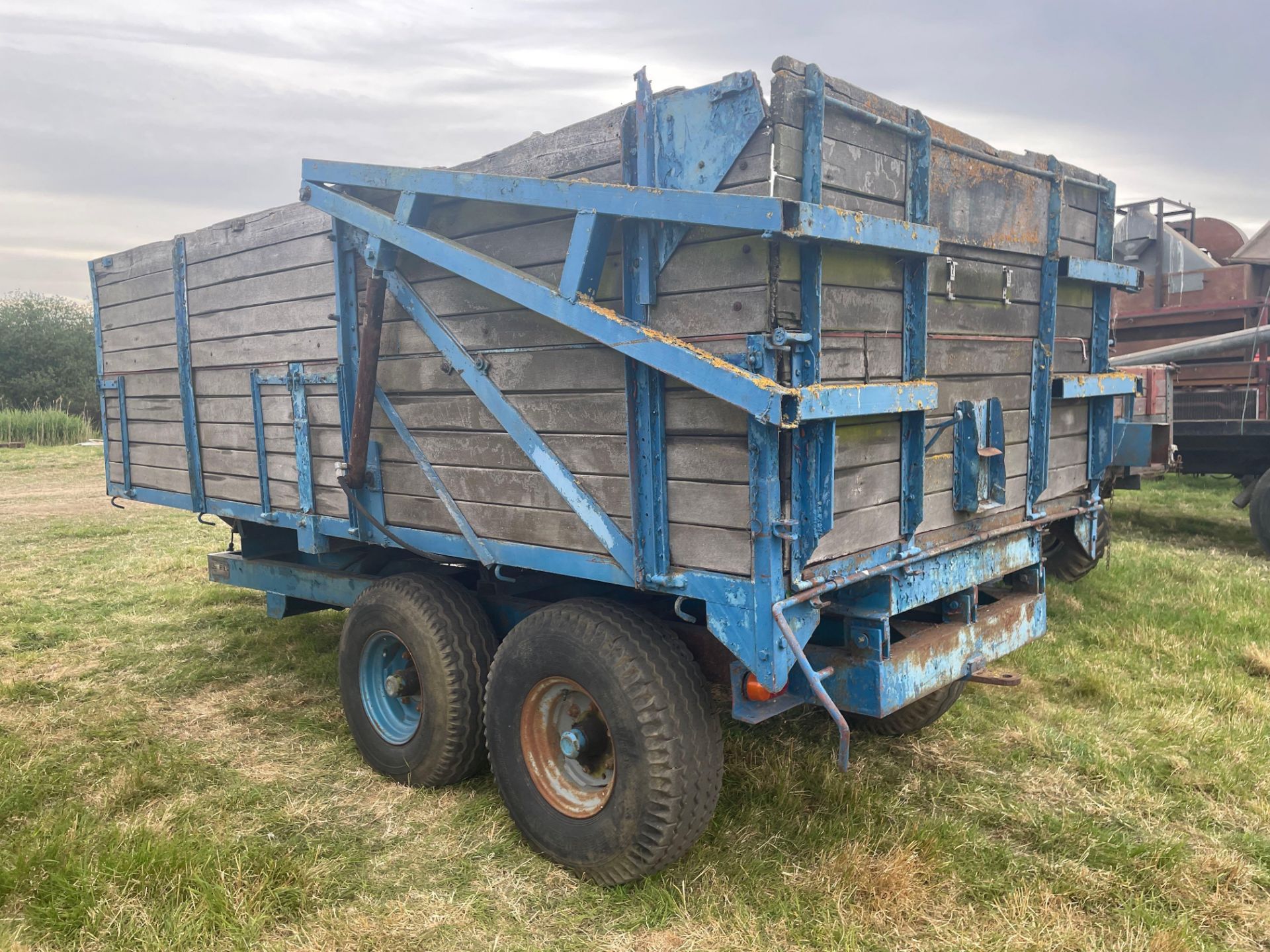 Wooden tipping trailer with hydraulic tailgate - Image 3 of 3