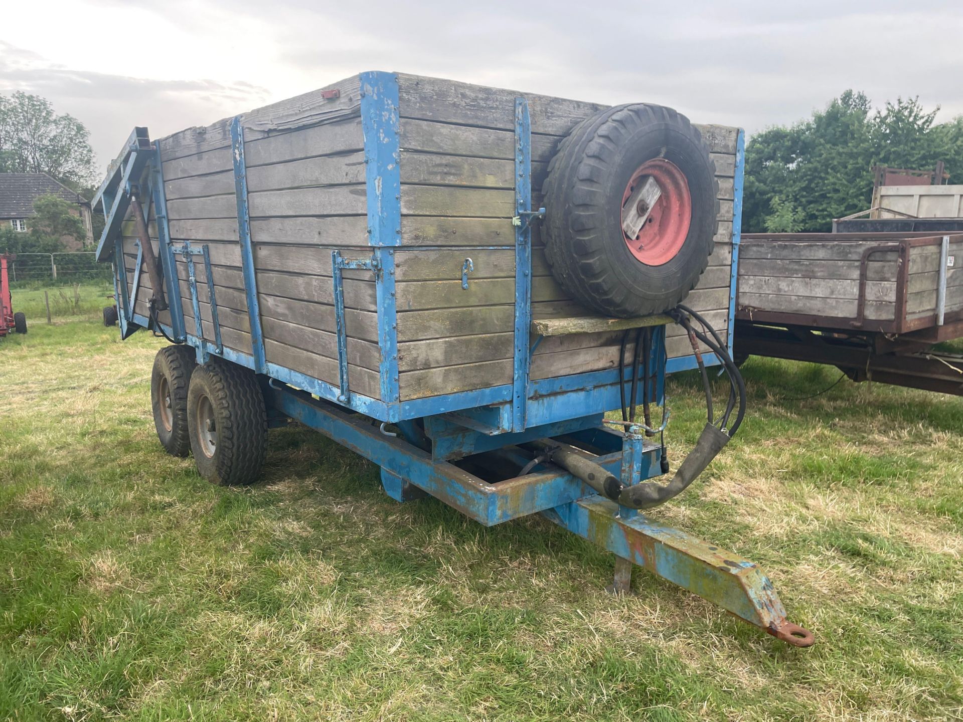 Wooden tipping trailer with hydraulic tailgate