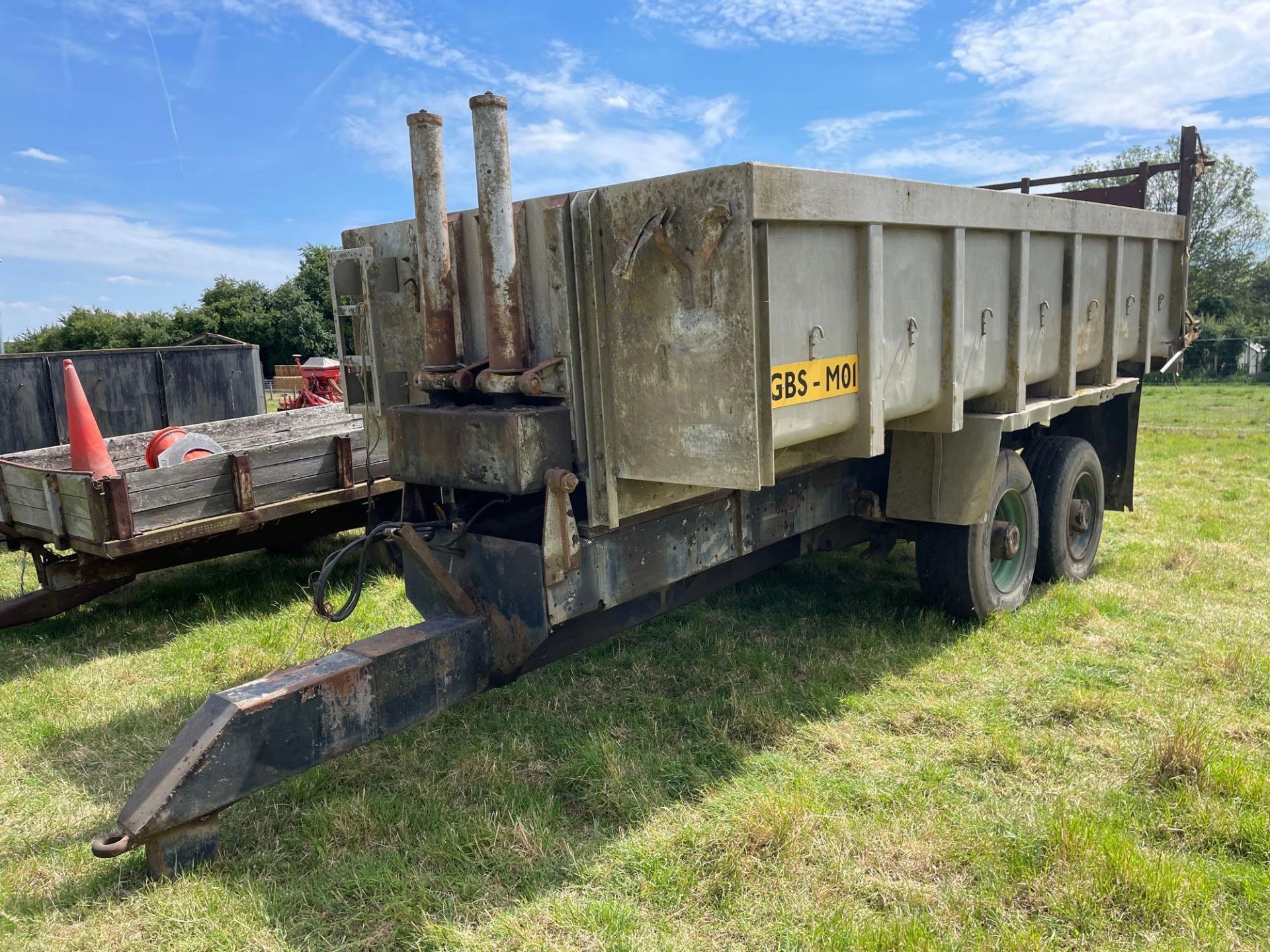 15t Manure trailer on super single wheels and tyres with manual tailgate and side door. - Image 2 of 2