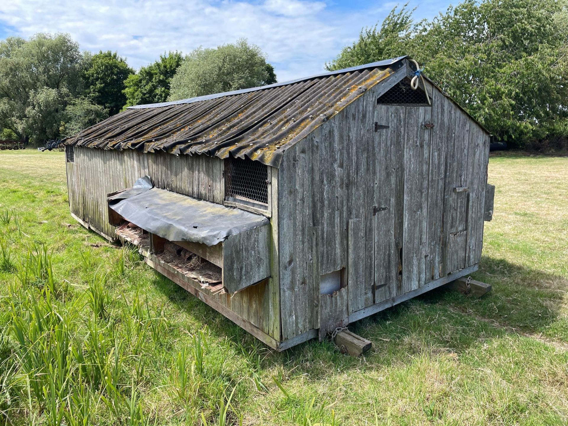 Chicken coup approx. 20ft x 8ft - Image 4 of 4