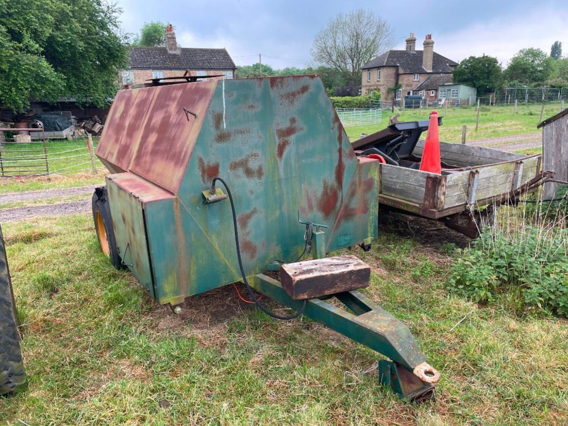 Trailed fuel bowser with manual pump