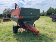 Trailed hopper with hydraulic auger on 11.5/80-15 wheels and tyres