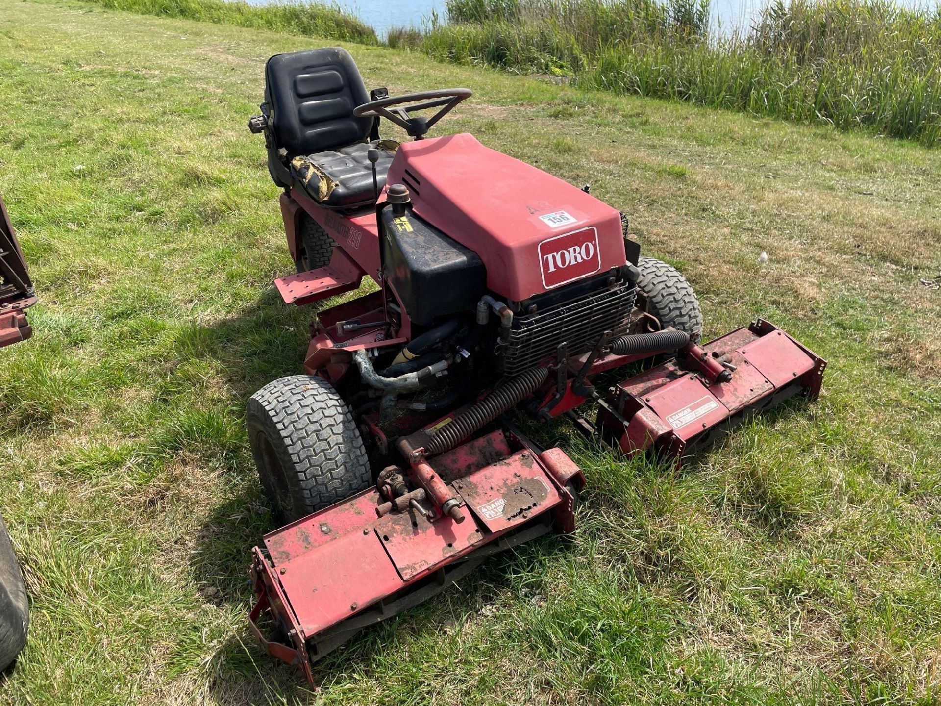 Toro Reelmaster 216 3 wheel 3 gang cylinder mower. Serial No: 03410-81196 - Image 2 of 3