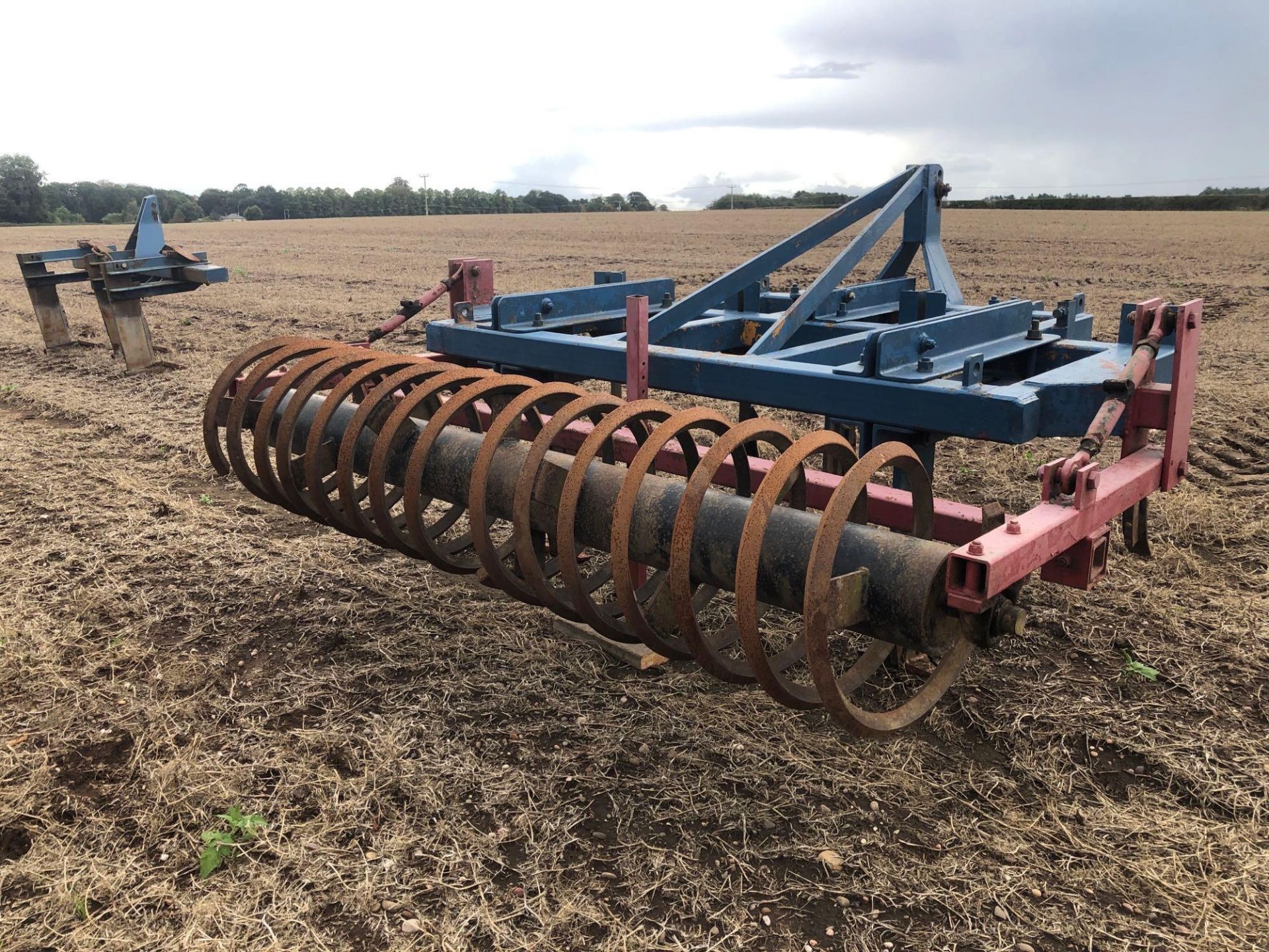 Heavy duty 2.5m cultivator with 3 subsoiler legs, 4 fixed tines and rear spiral roller - Image 4 of 10