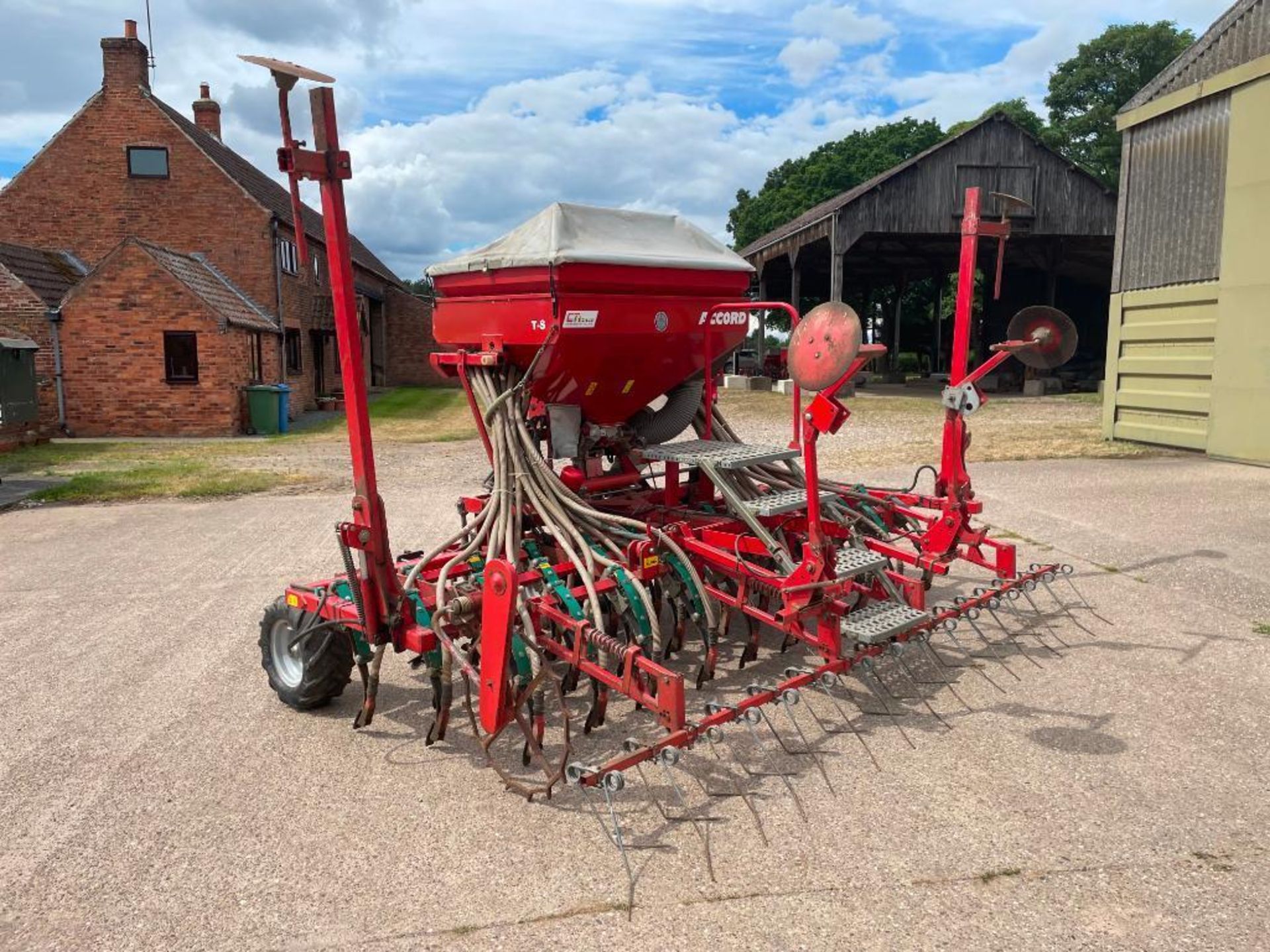 2005 Kverneland Accord TS 4m tine drill with tramline and bout markers, wheel track eradicators and - Image 6 of 20