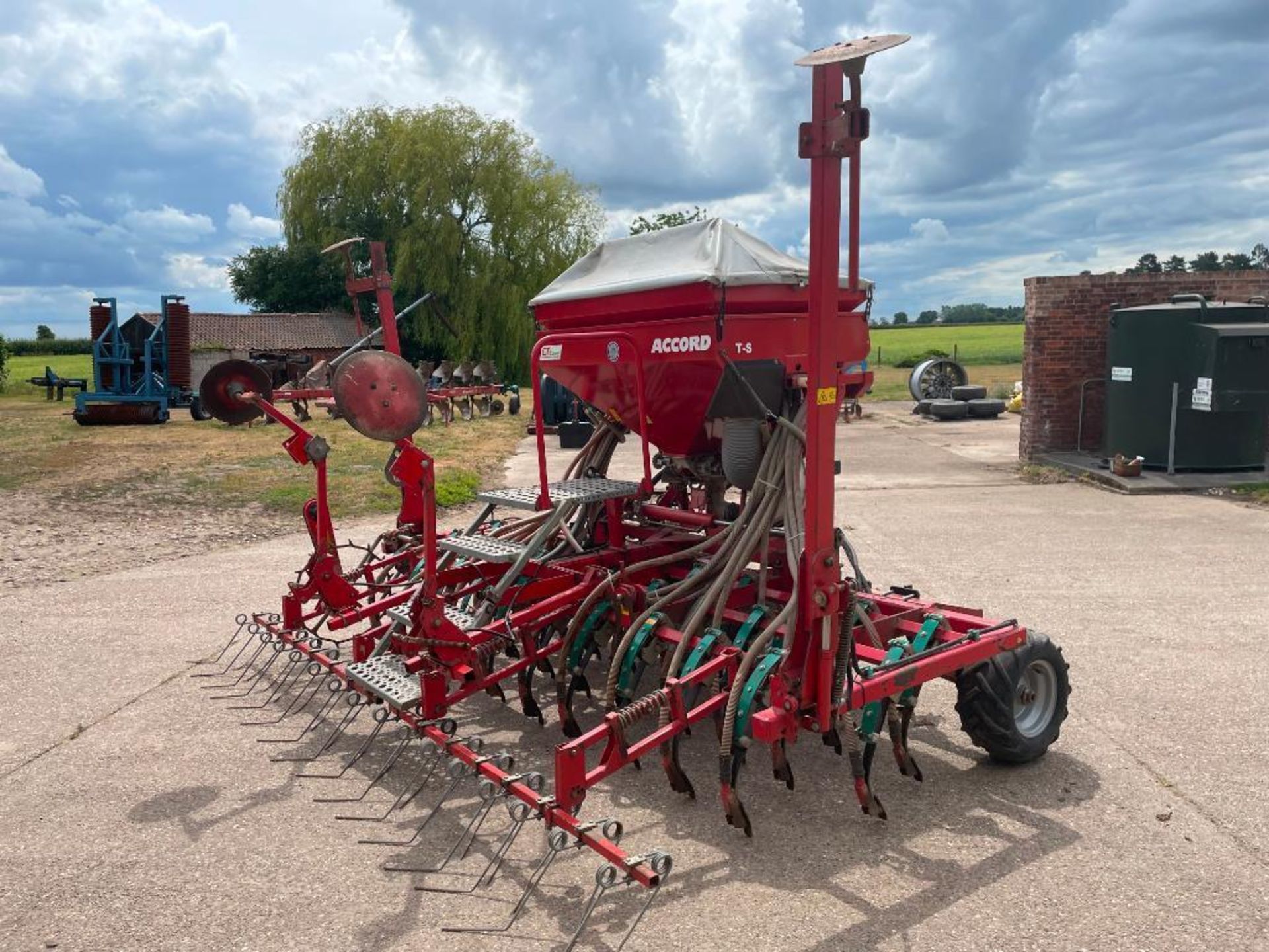 2005 Kverneland Accord TS 4m tine drill with tramline and bout markers, wheel track eradicators and - Image 7 of 20