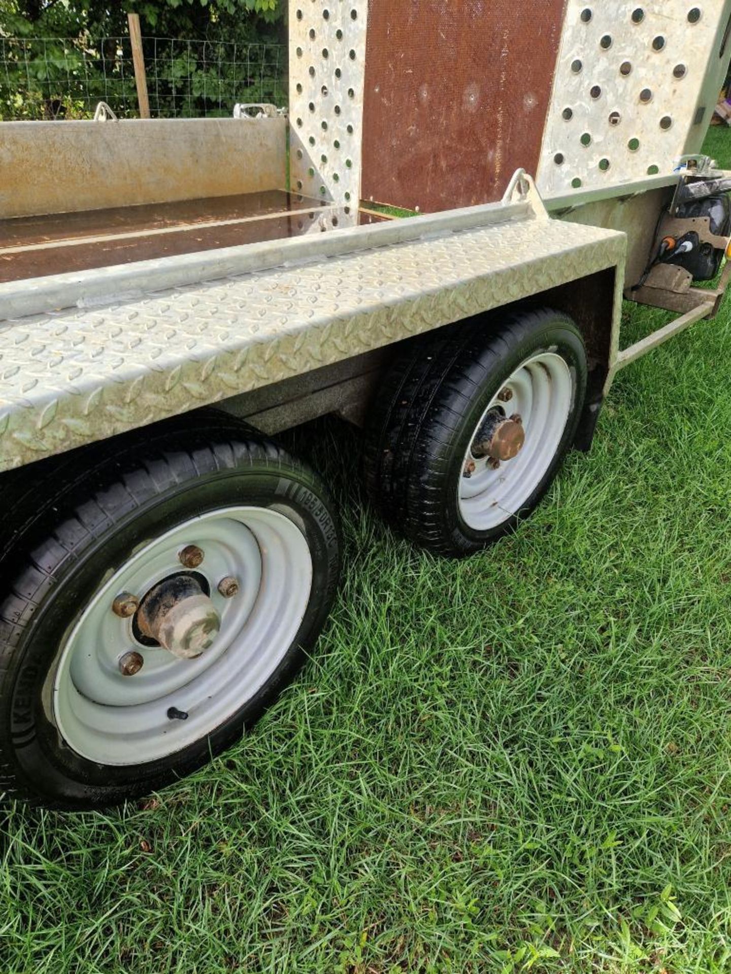 Bateson 3.5t plant trailer, 2020 model, carries machines up to 2776kgs c.w locking ball hitch and sp - Image 3 of 4