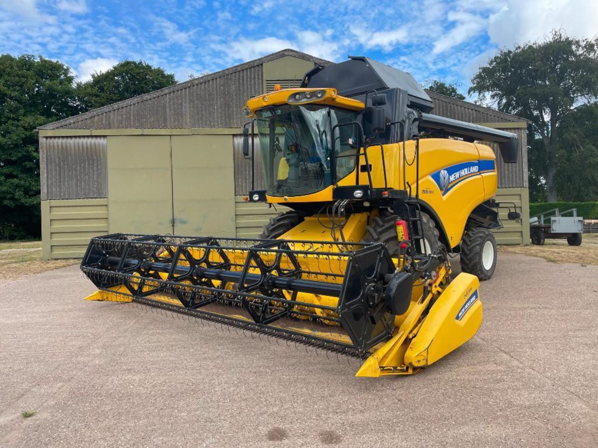 2011 New Holland CX5090 combine harvester with 20ft Varifeed header and trolley and straw chopper on - Image 4 of 33