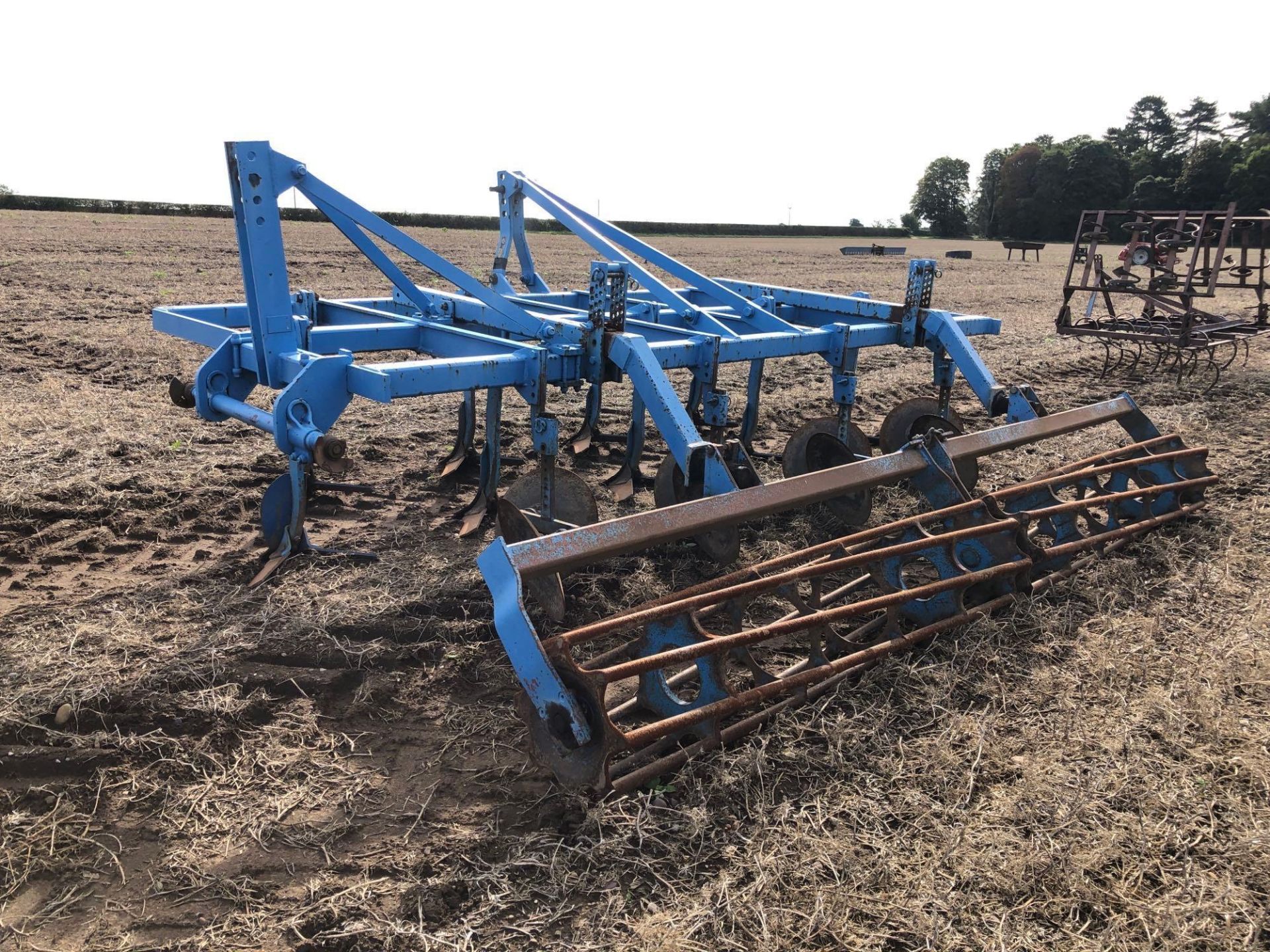 Lemken Smaragd 4m 9 leg fixed tine cultivator with discs, rear crumbler and end tow kit. Serial No: - Image 3 of 5