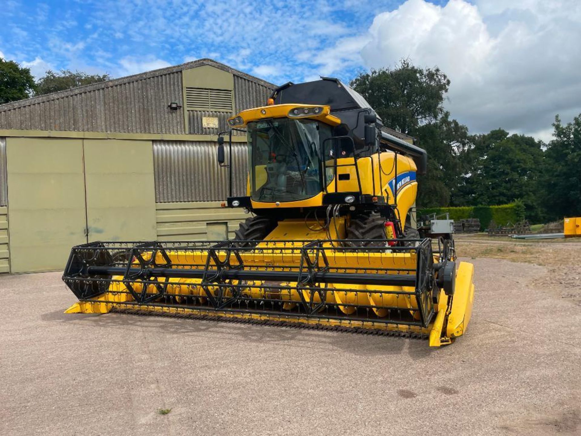 2011 New Holland CX5090 combine harvester with 20ft Varifeed header and trolley and straw chopper on - Image 18 of 33