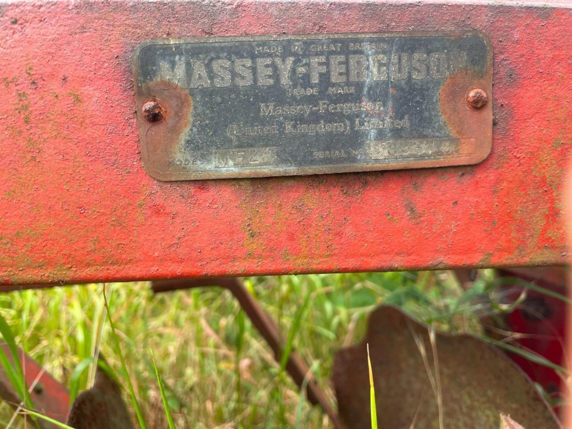 Massey Ferguson 28 3.6m discs, linkage mounted. Serial No: 8869/83 - Image 2 of 7