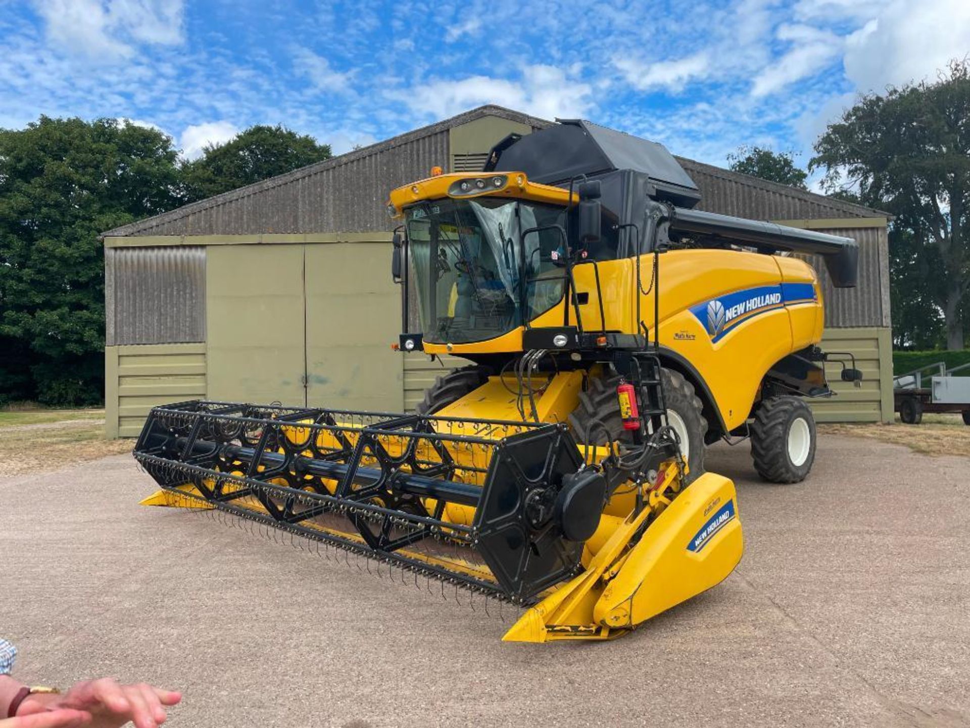 2011 New Holland CX5090 combine harvester with 20ft Varifeed header and trolley and straw chopper on - Image 3 of 33