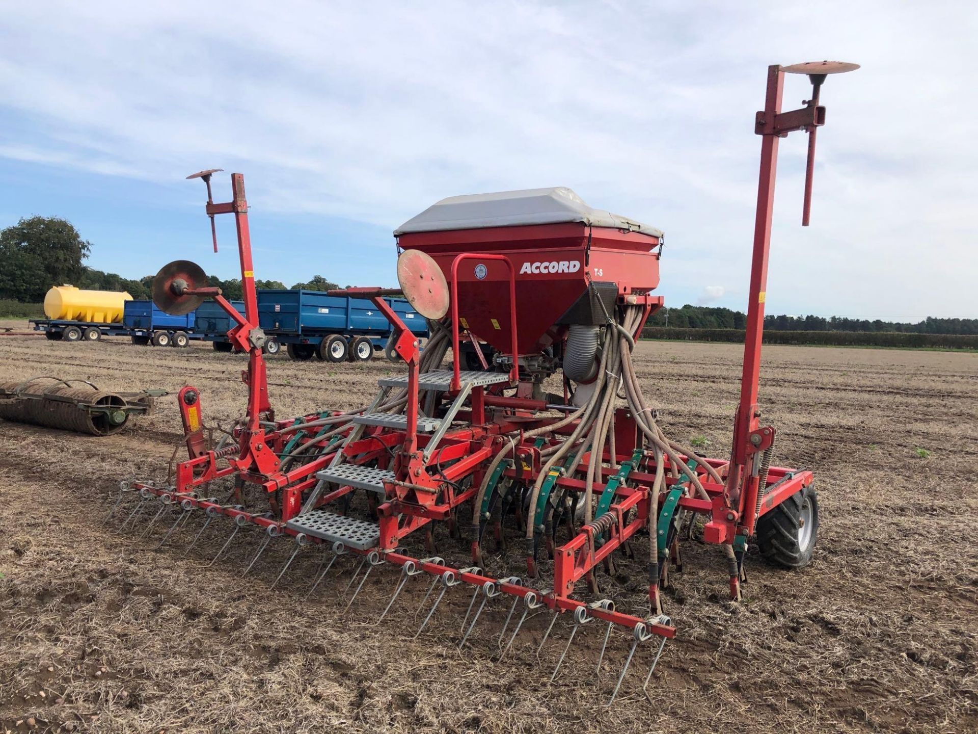 2005 Kverneland Accord TS 4m tine drill with tramline and bout markers, wheel track eradicators and - Image 17 of 20