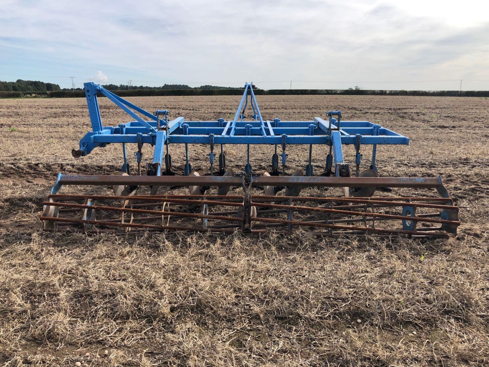 Lemken Smaragd 4m 9 leg fixed tine cultivator with discs, rear crumbler and end tow kit. Serial No: - Image 4 of 5