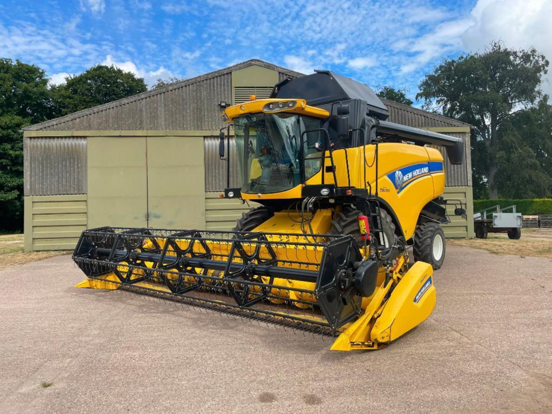 2011 New Holland CX5090 combine harvester with 20ft Varifeed header and trolley and straw chopper on - Image 16 of 33