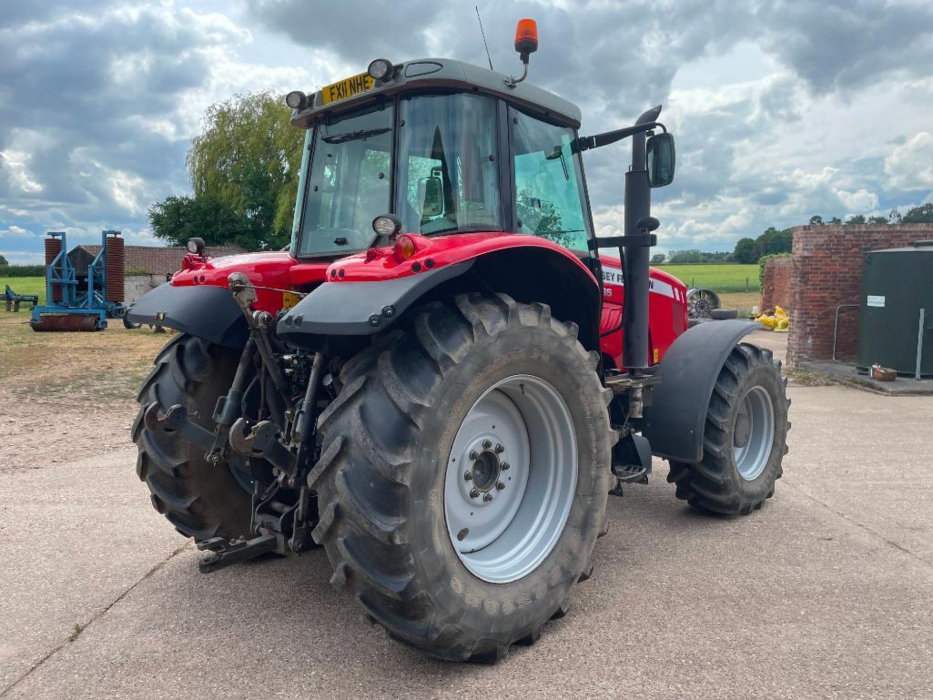 2011 Massey Ferguson 6485 Dyna-6 50kph 4wd tractor with 4 manual spools cab and front suspension and - Image 9 of 26