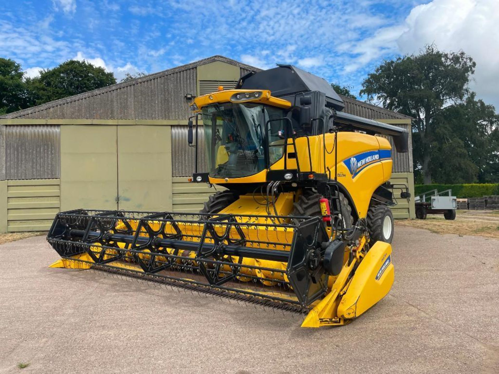 2011 New Holland CX5090 combine harvester with 20ft Varifeed header and trolley and straw chopper on - Image 2 of 33