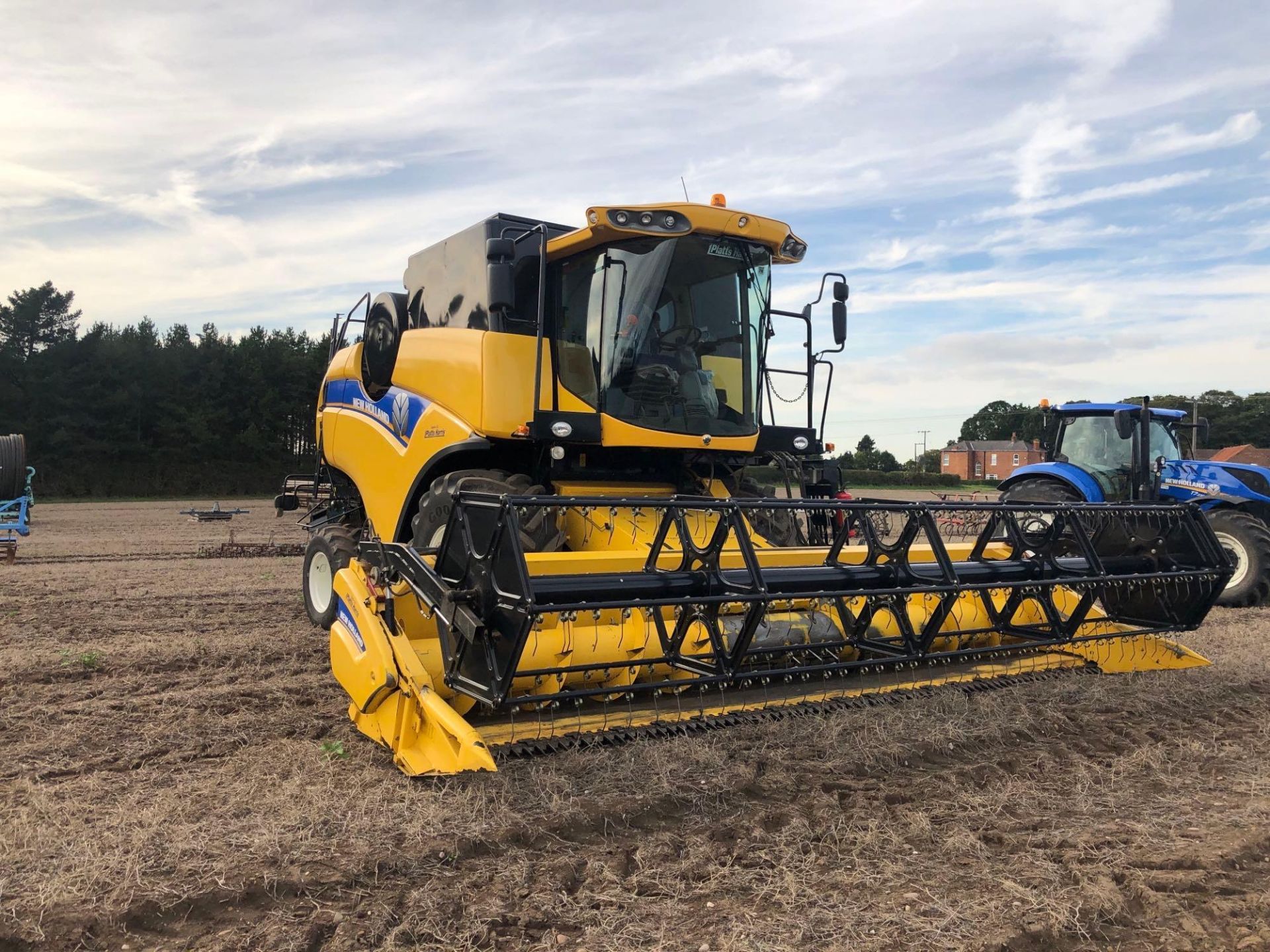 2011 New Holland CX5090 combine harvester with 20ft Varifeed header and trolley and straw chopper on - Image 26 of 33
